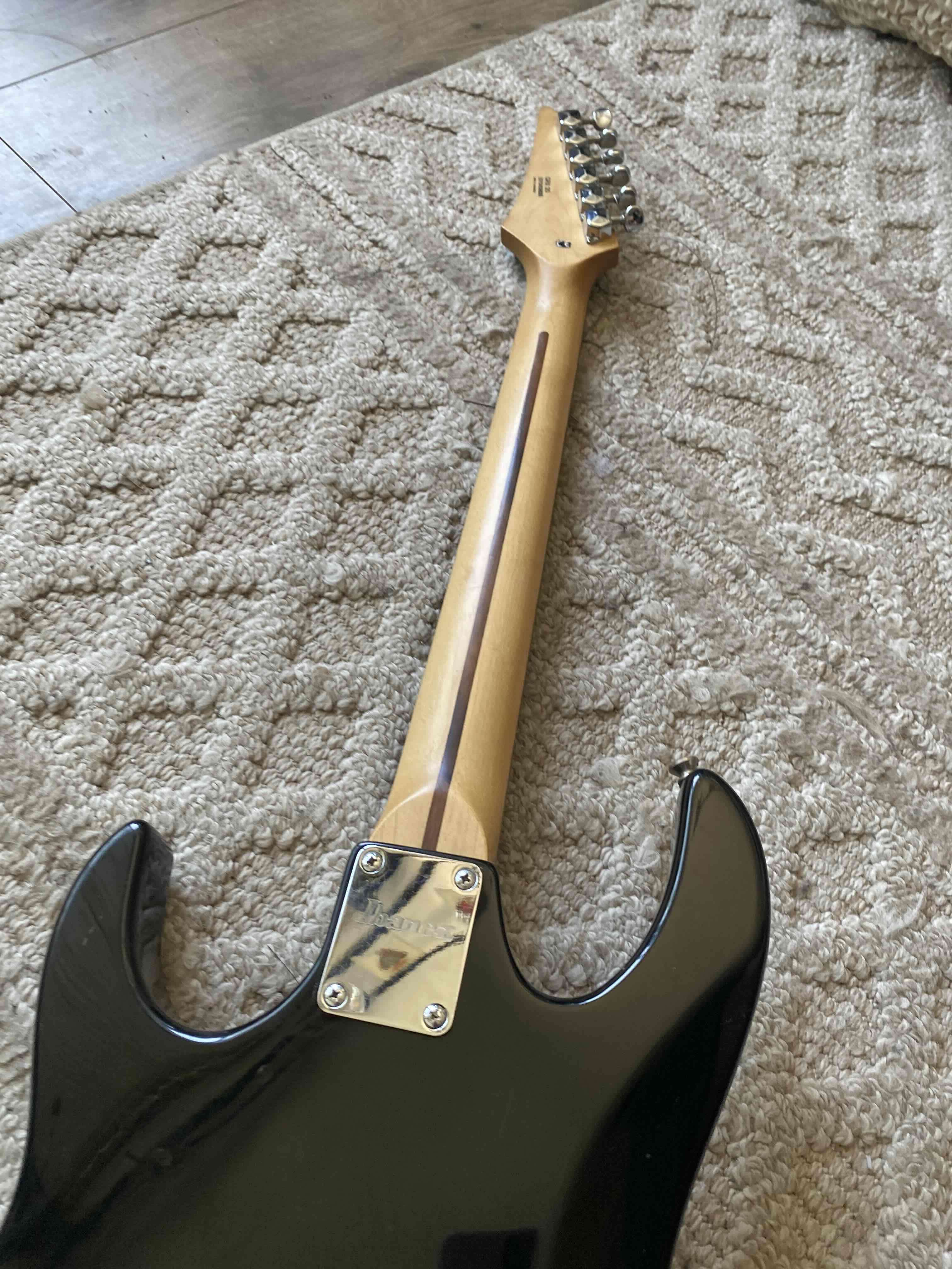 Guitarra eléctrica negra Ibanez - miniatura 4