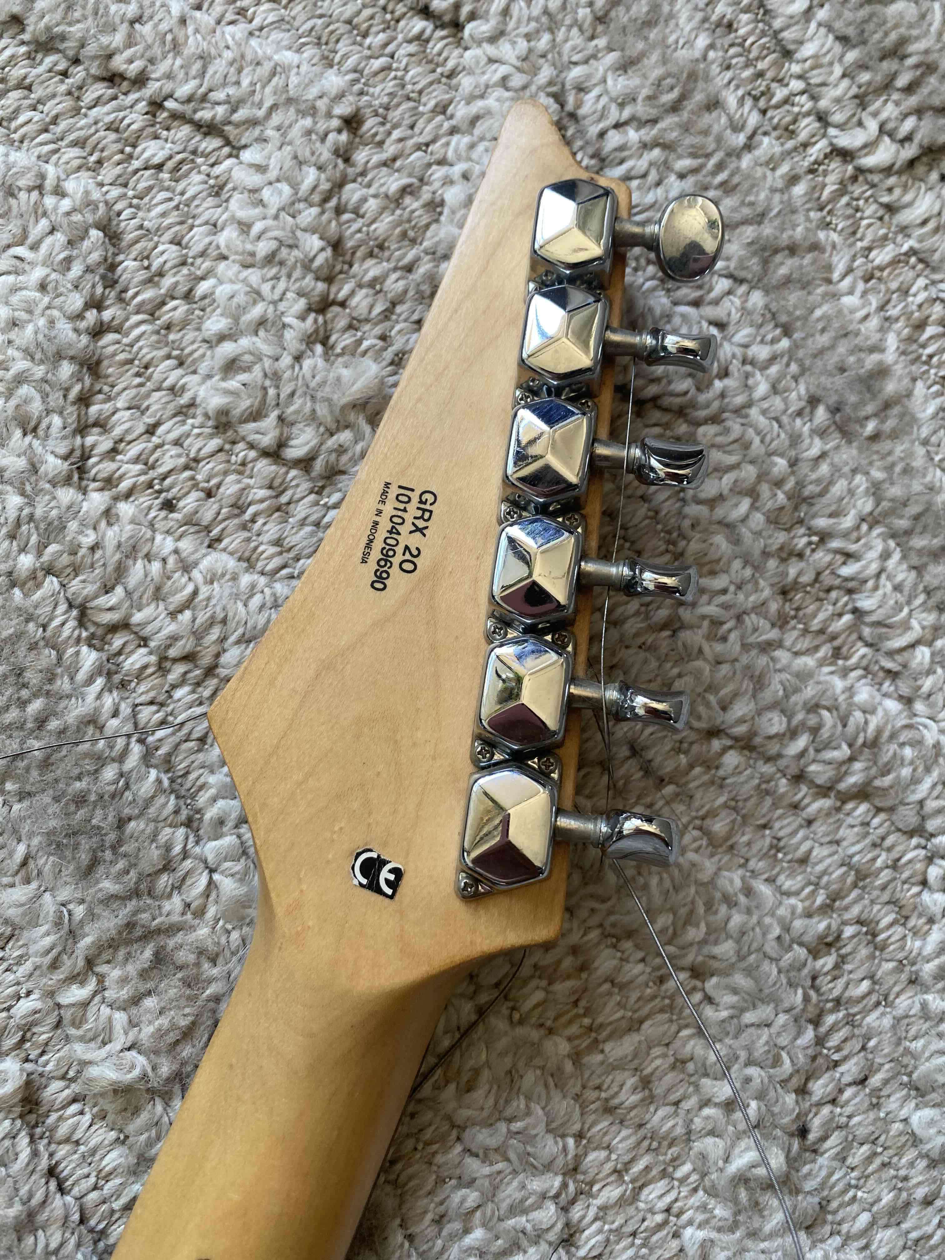 Guitarra eléctrica negra Ibanez - miniatura 5