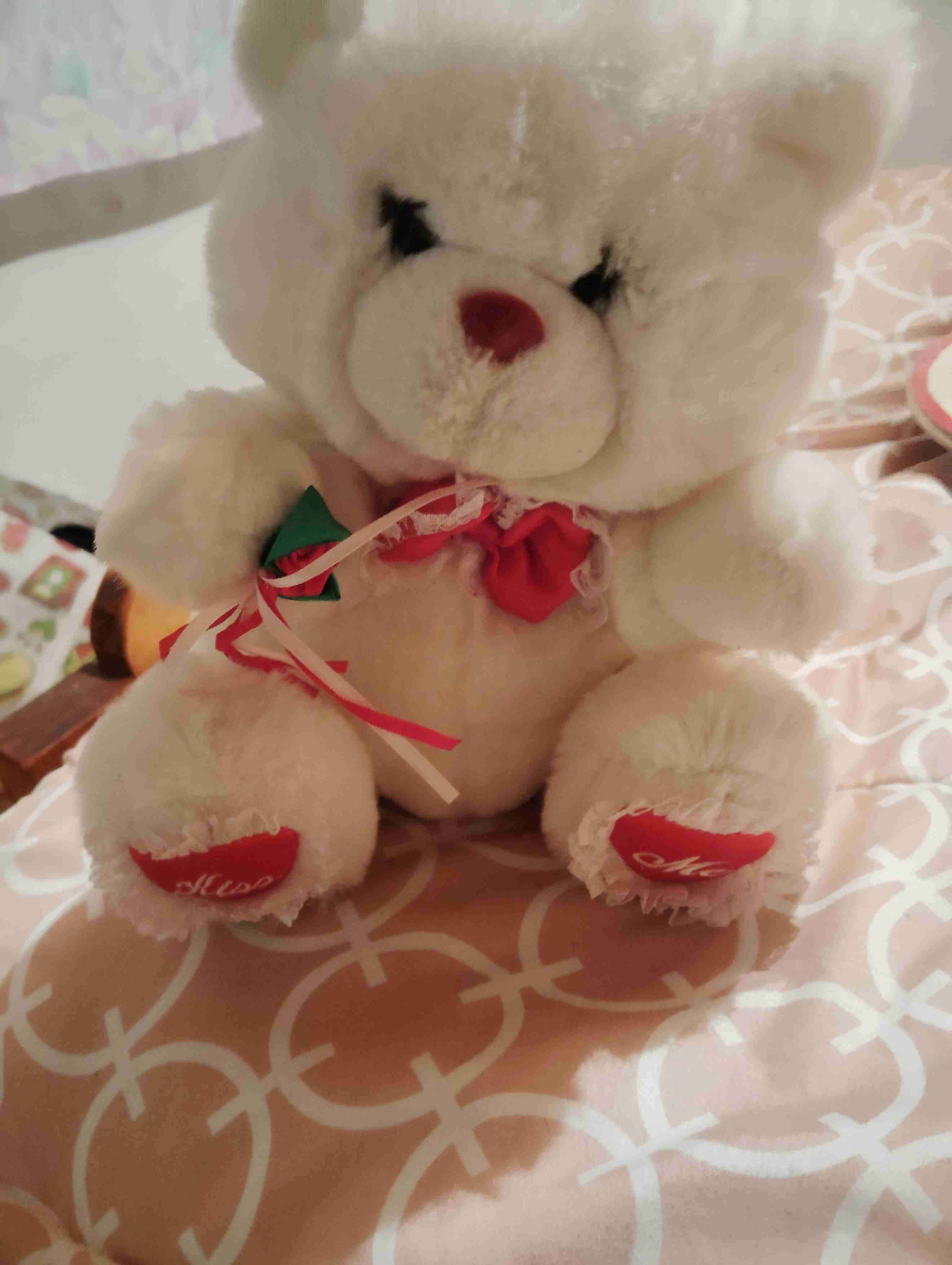 Osito de peluche blanco con moño rojo