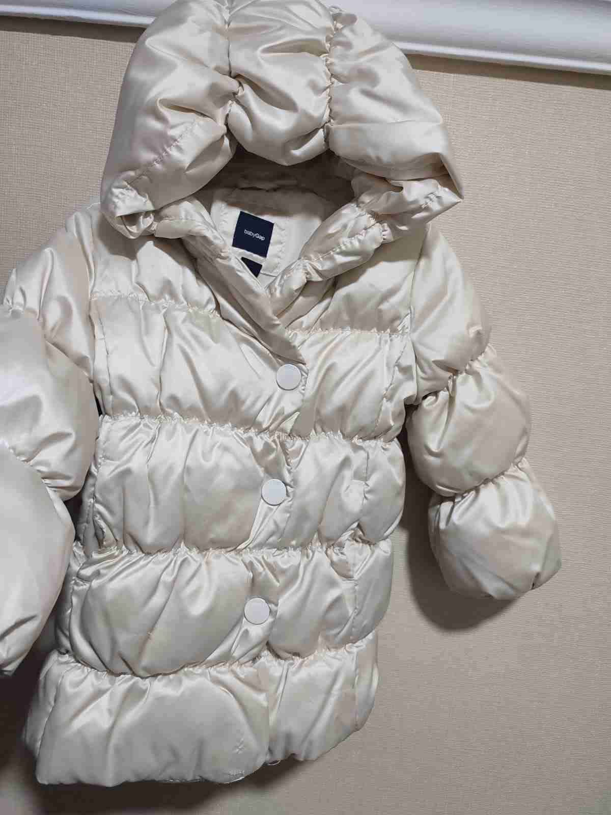 Chaqueta baby GAP acolchada blanca para niña