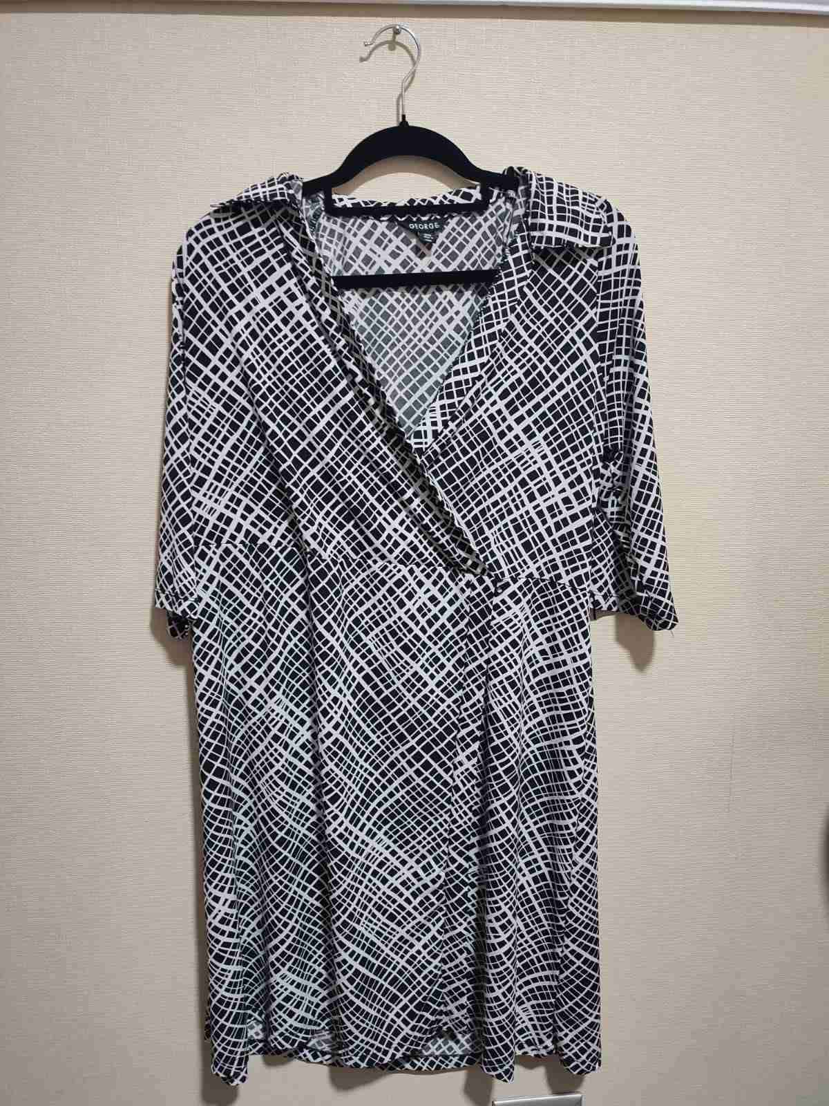 Vestido cruzado blanco y negro