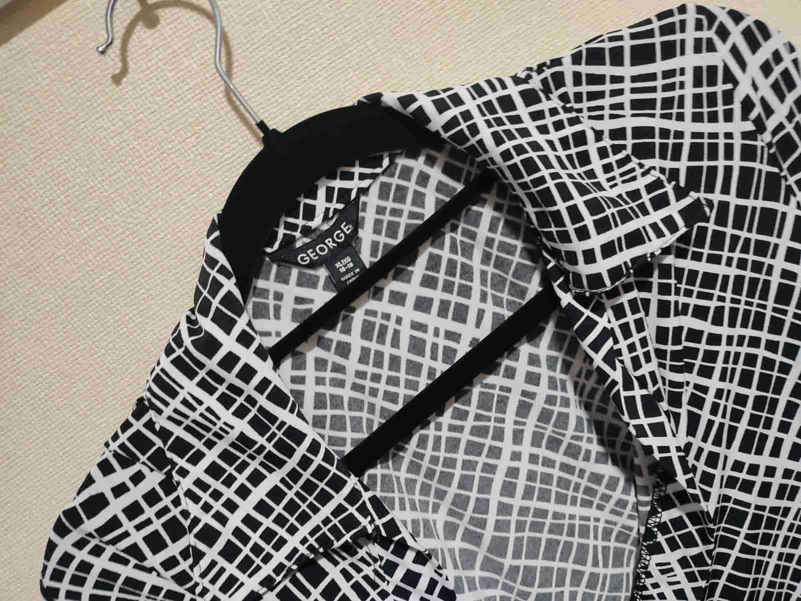 Vestido cruzado blanco y negro - miniatura 2