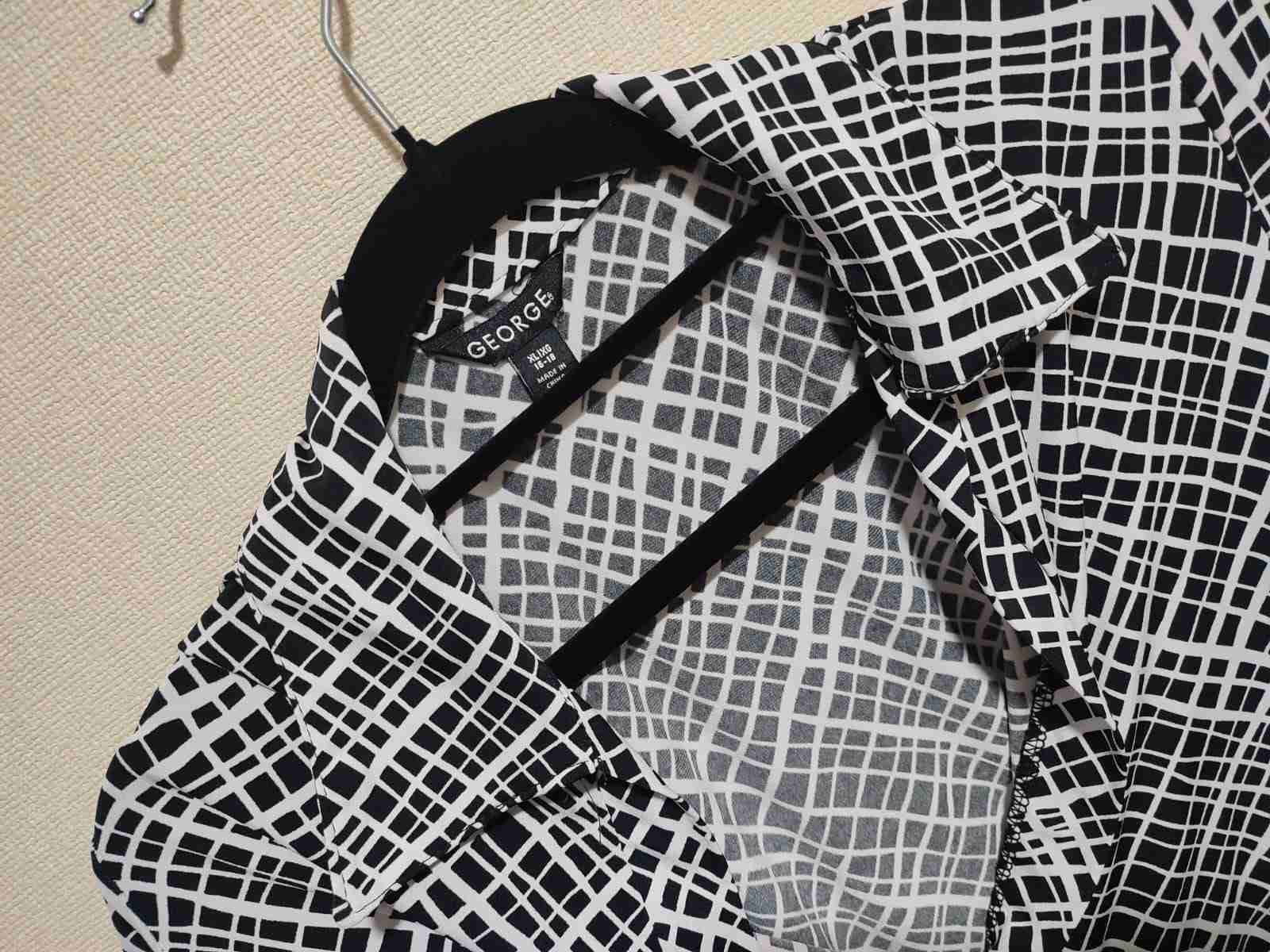 Vestido cruzado blanco y negro - miniatura 3