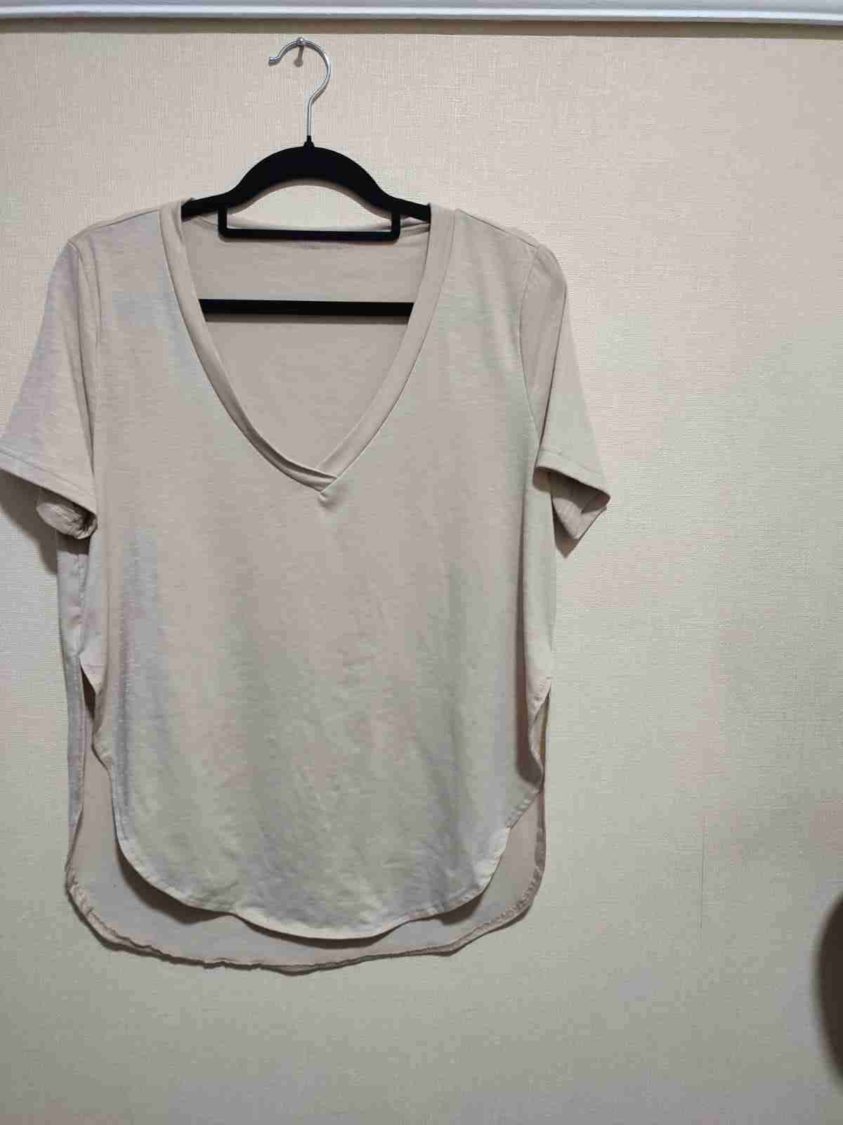 Polera beige cuello en V