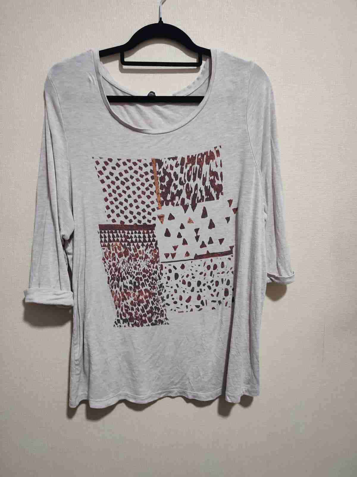 Polera beige con diseño gráfico