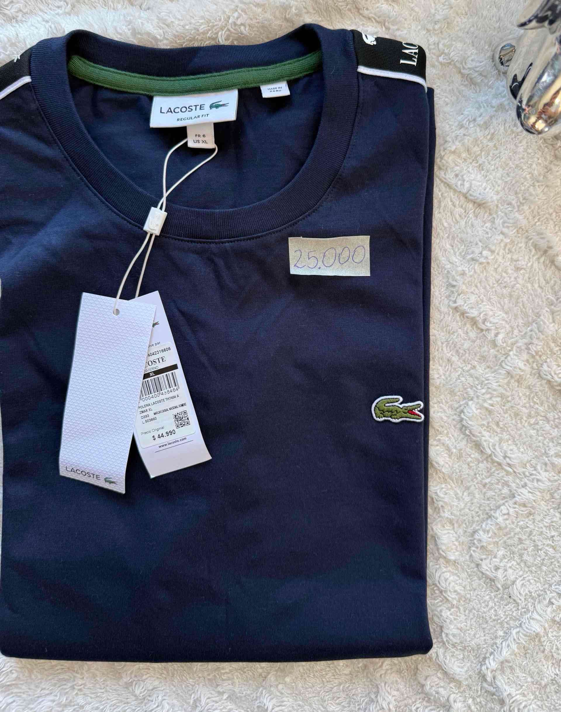 Polera Lacoste azul con logo