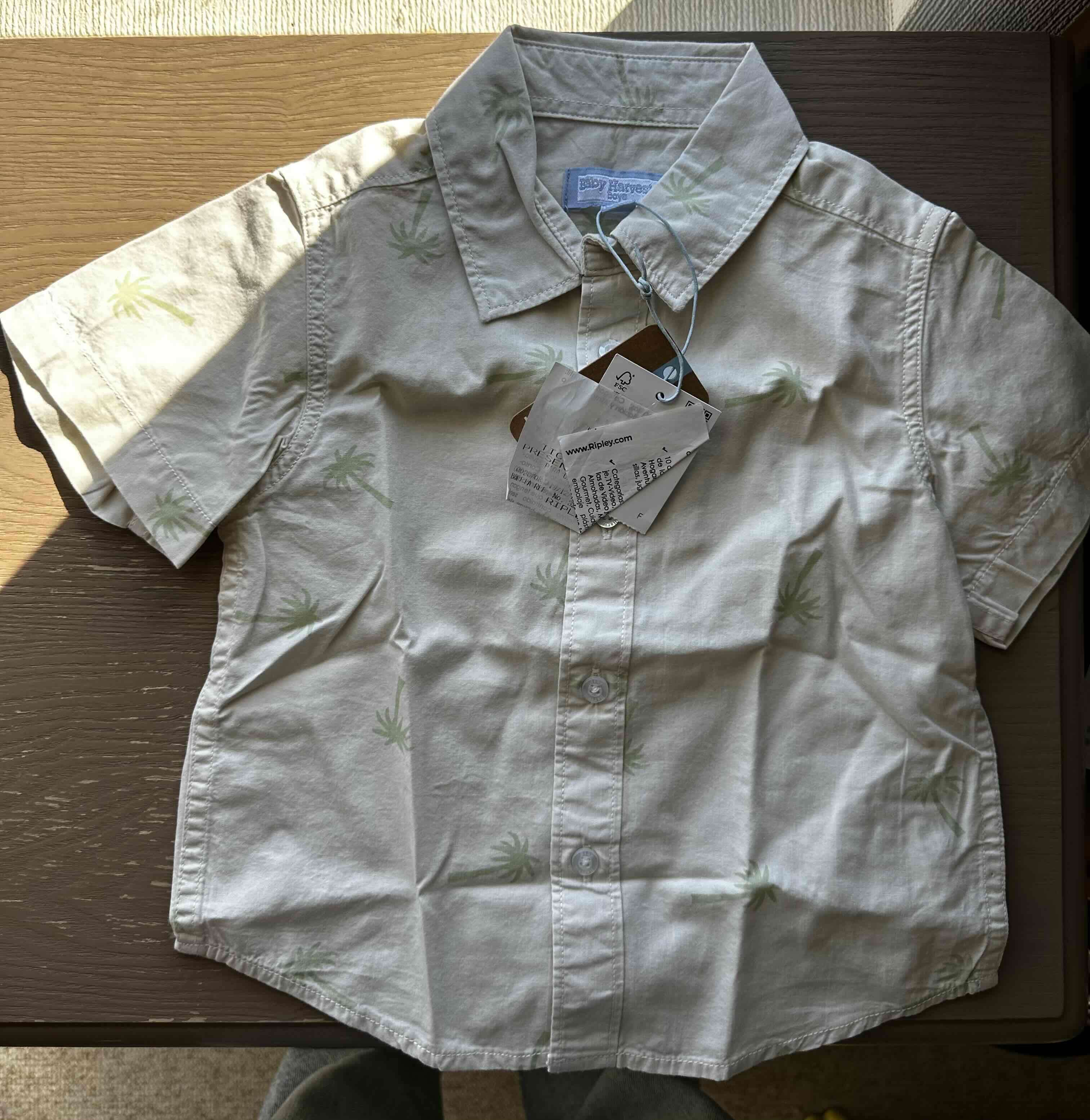 Camisa beige con palmeras para niño