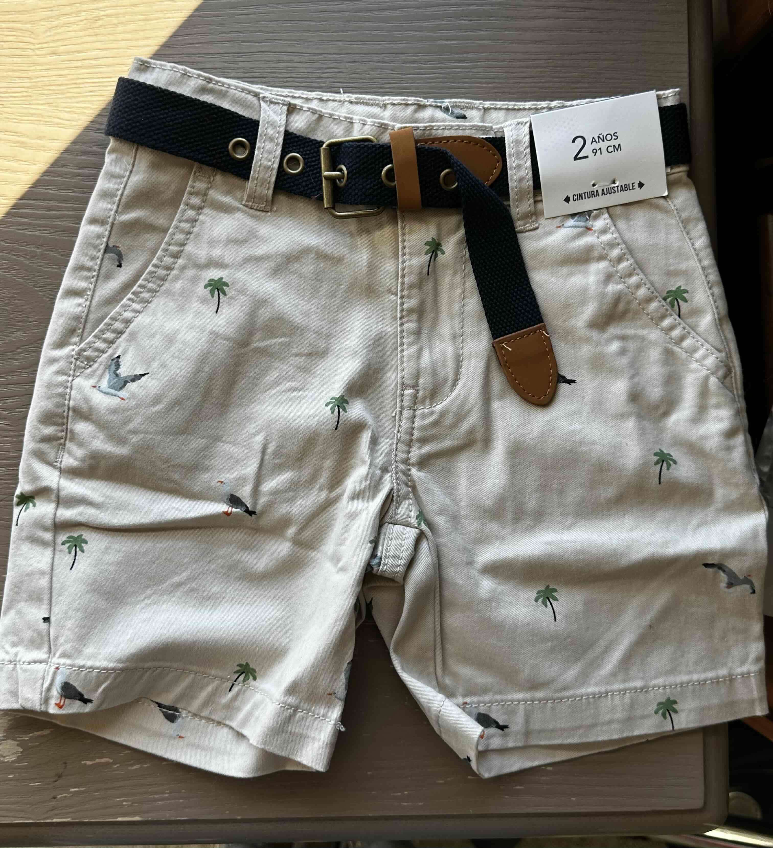 Shorts beige con palmeras