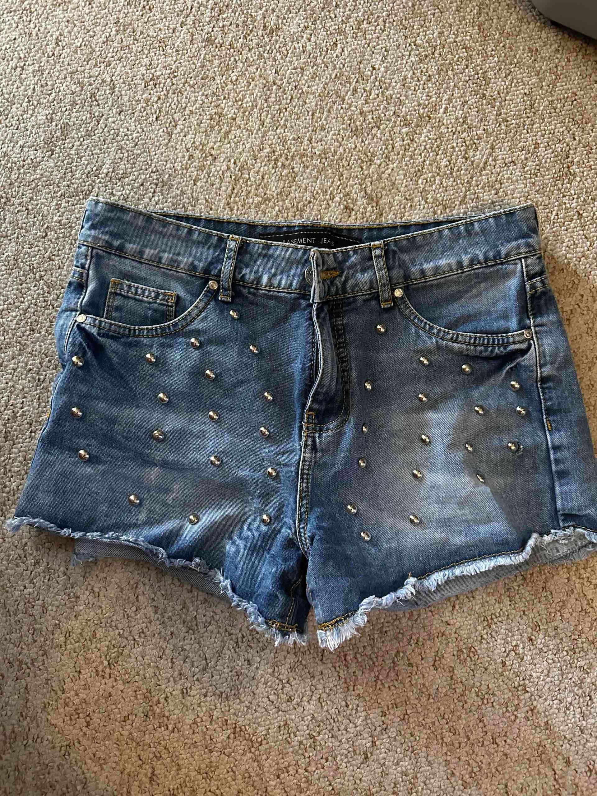 Shorts de mezclilla con tachas