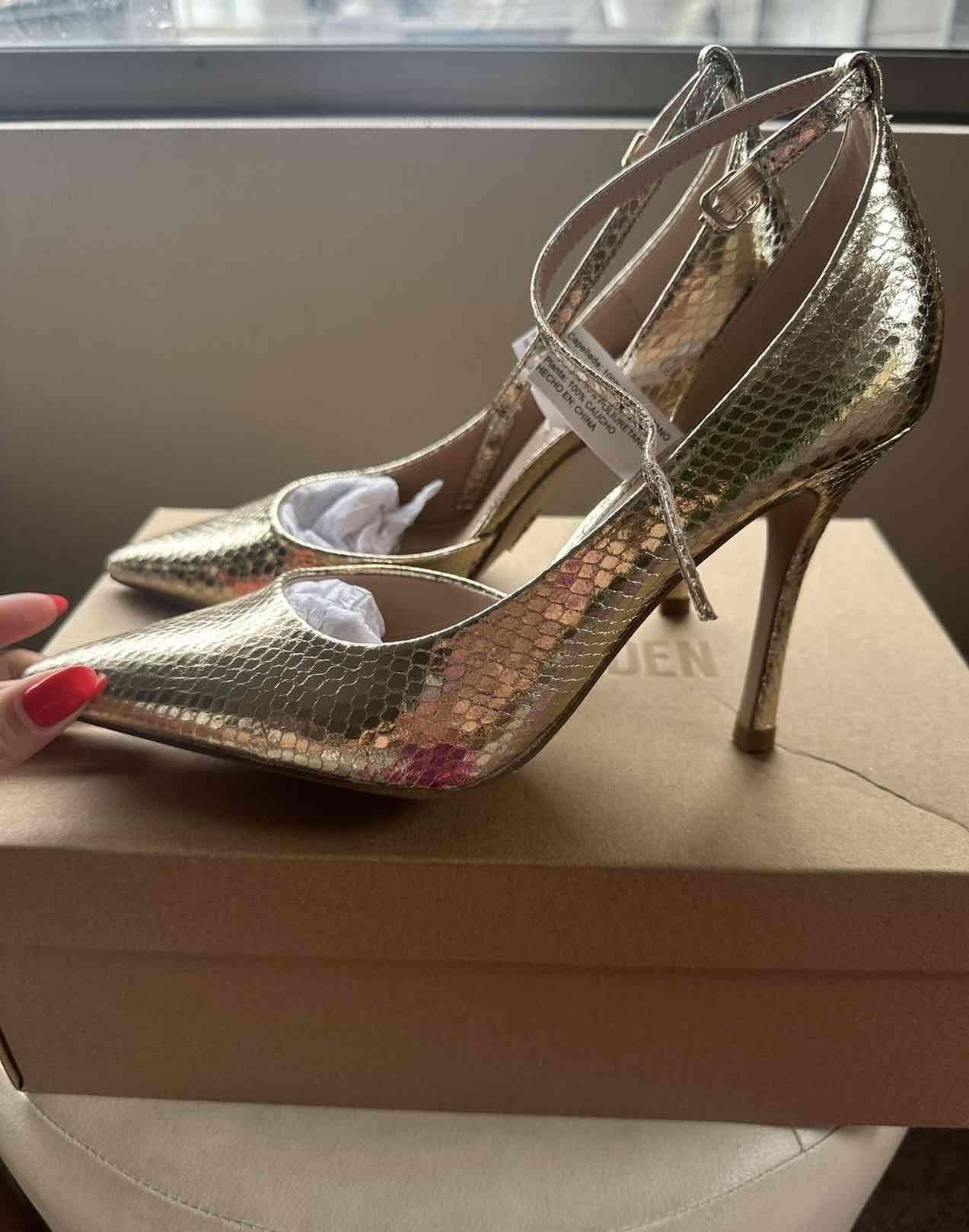 Tacones dorados tipo serpiente