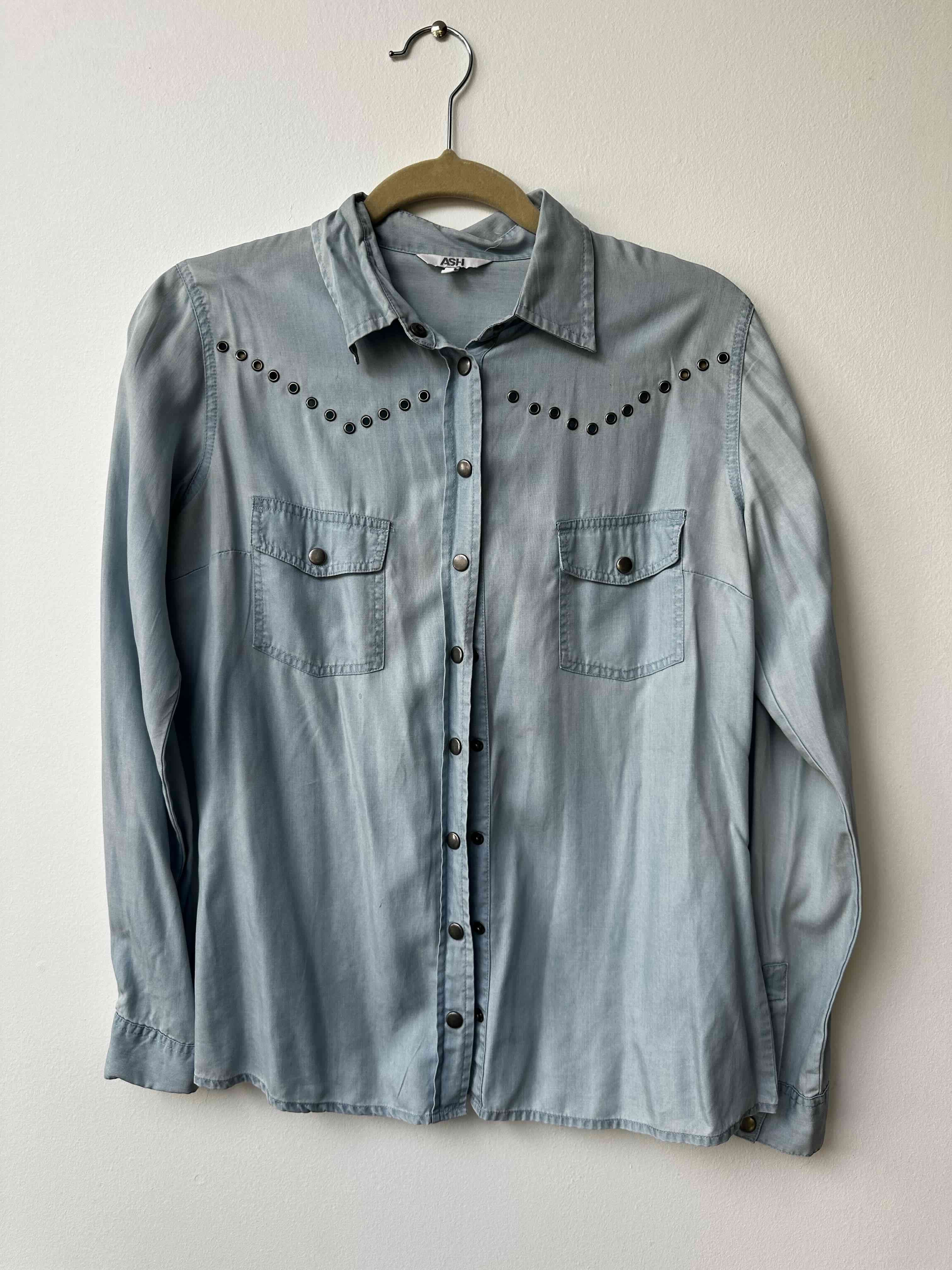 Camisa de mezclilla azul con tachas
