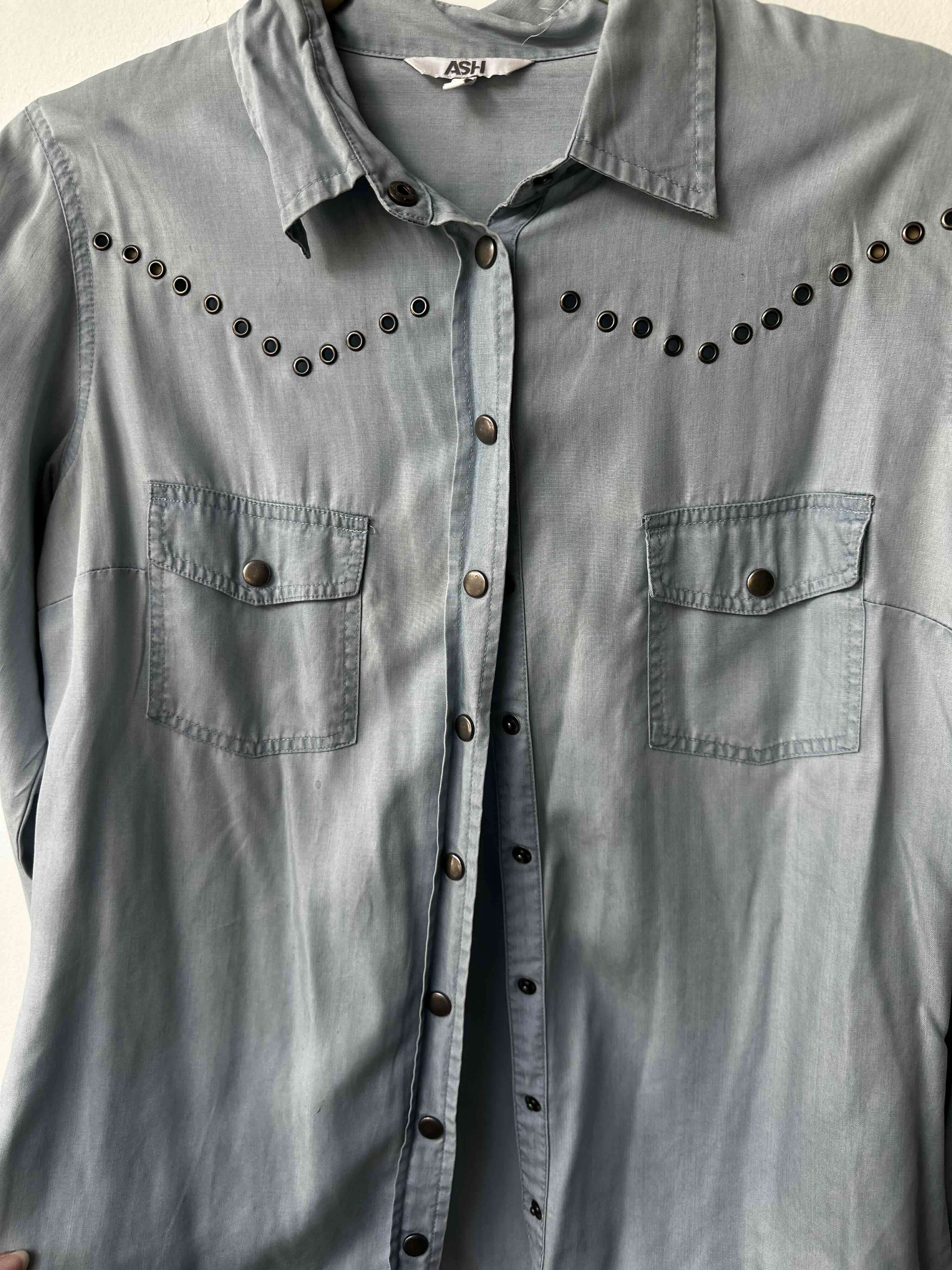 Camisa de mezclilla azul con tachas - miniatura 2