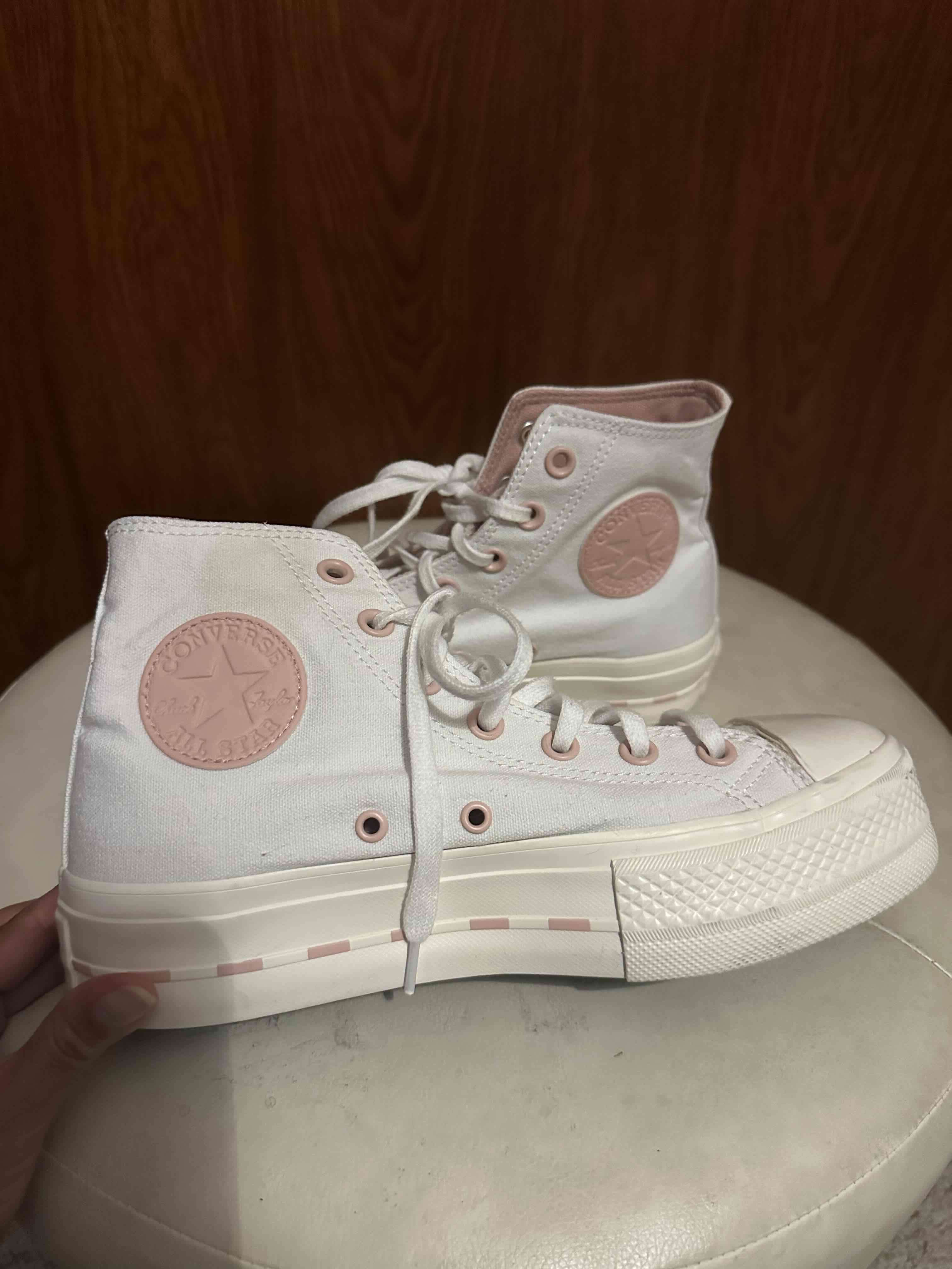 Zapatillas Converse blancas y rosadas