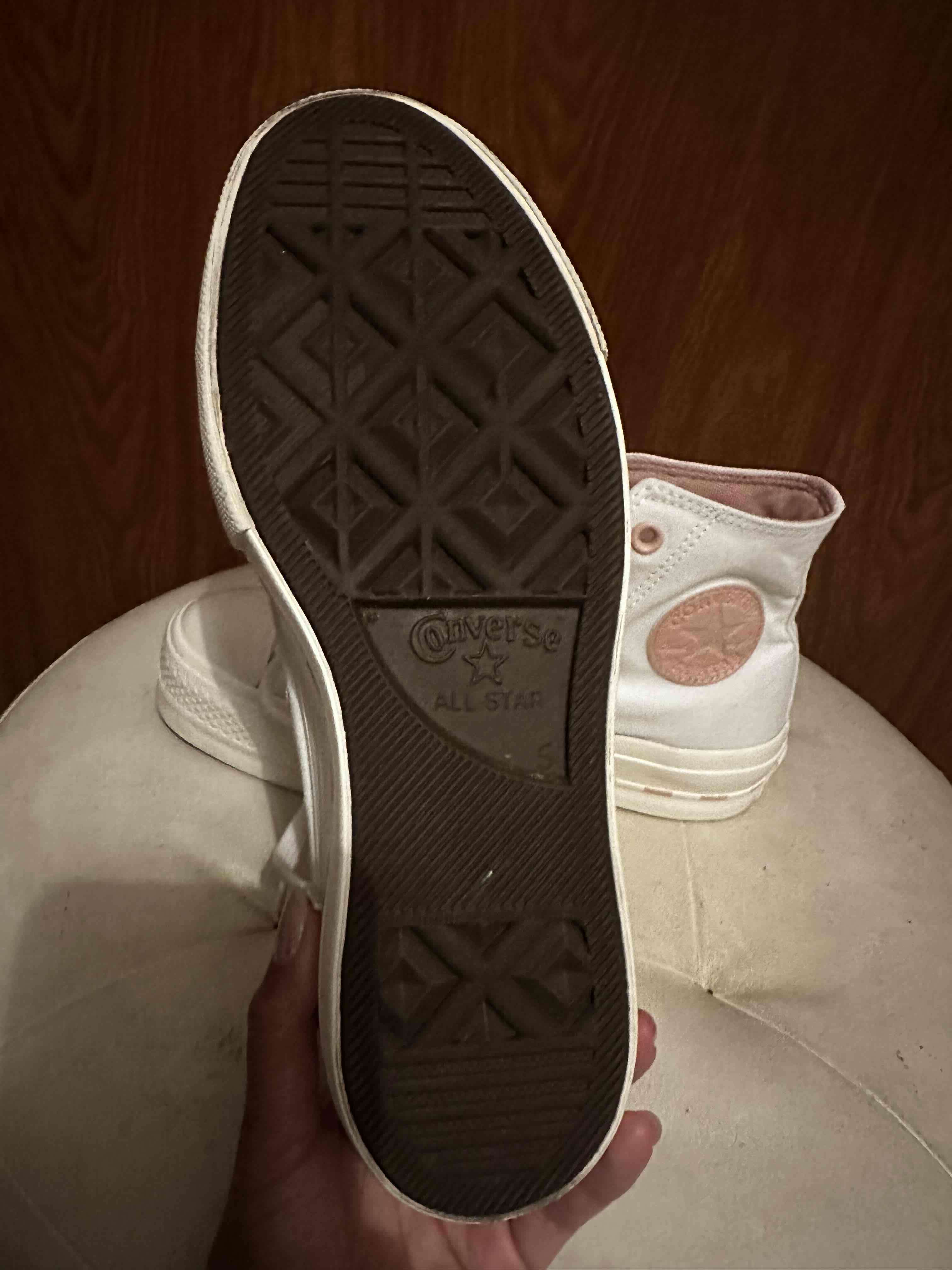 Zapatillas Converse blancas y rosadas - miniatura 2