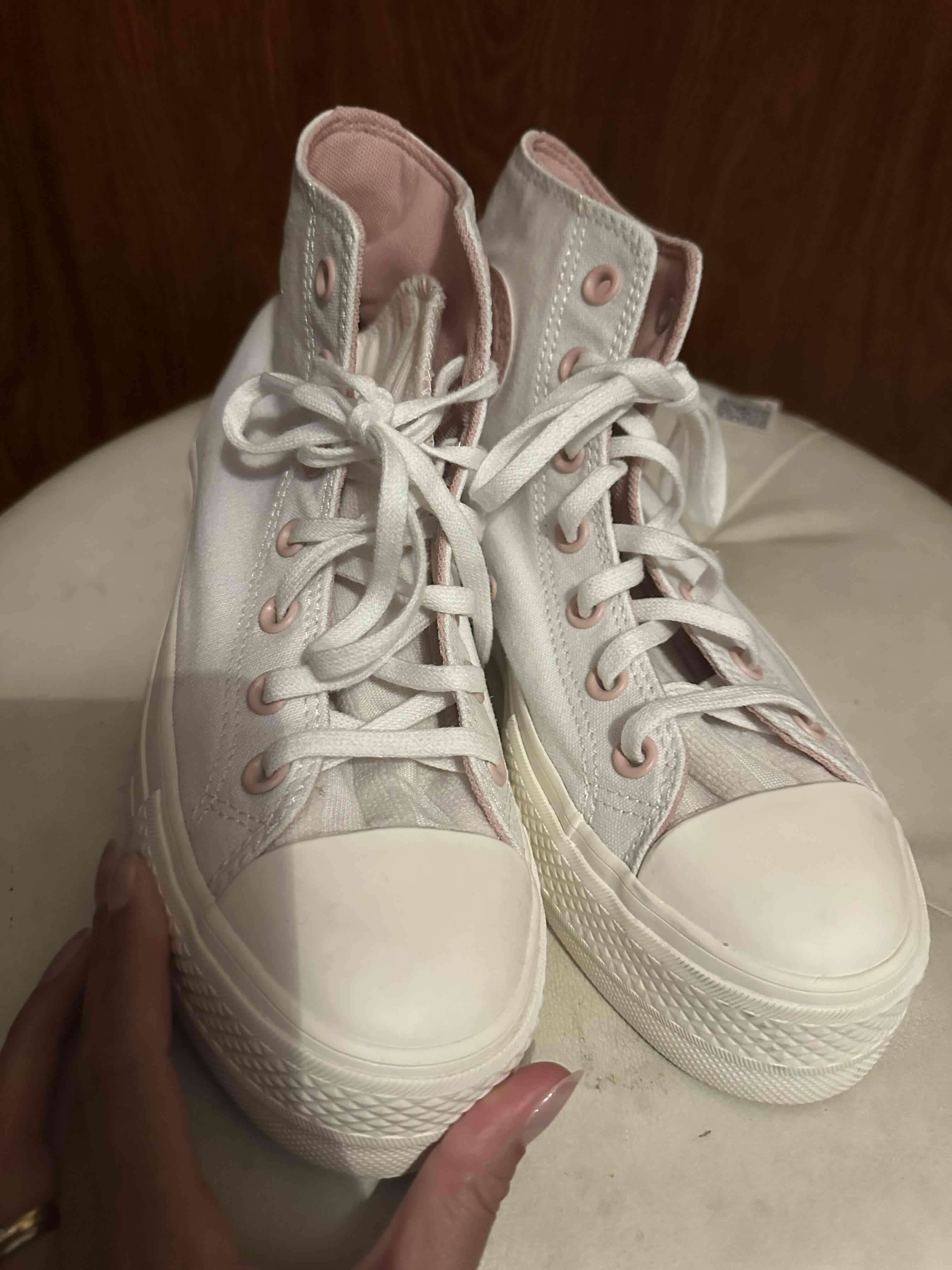 Zapatillas Converse blancas y rosadas - miniatura 3