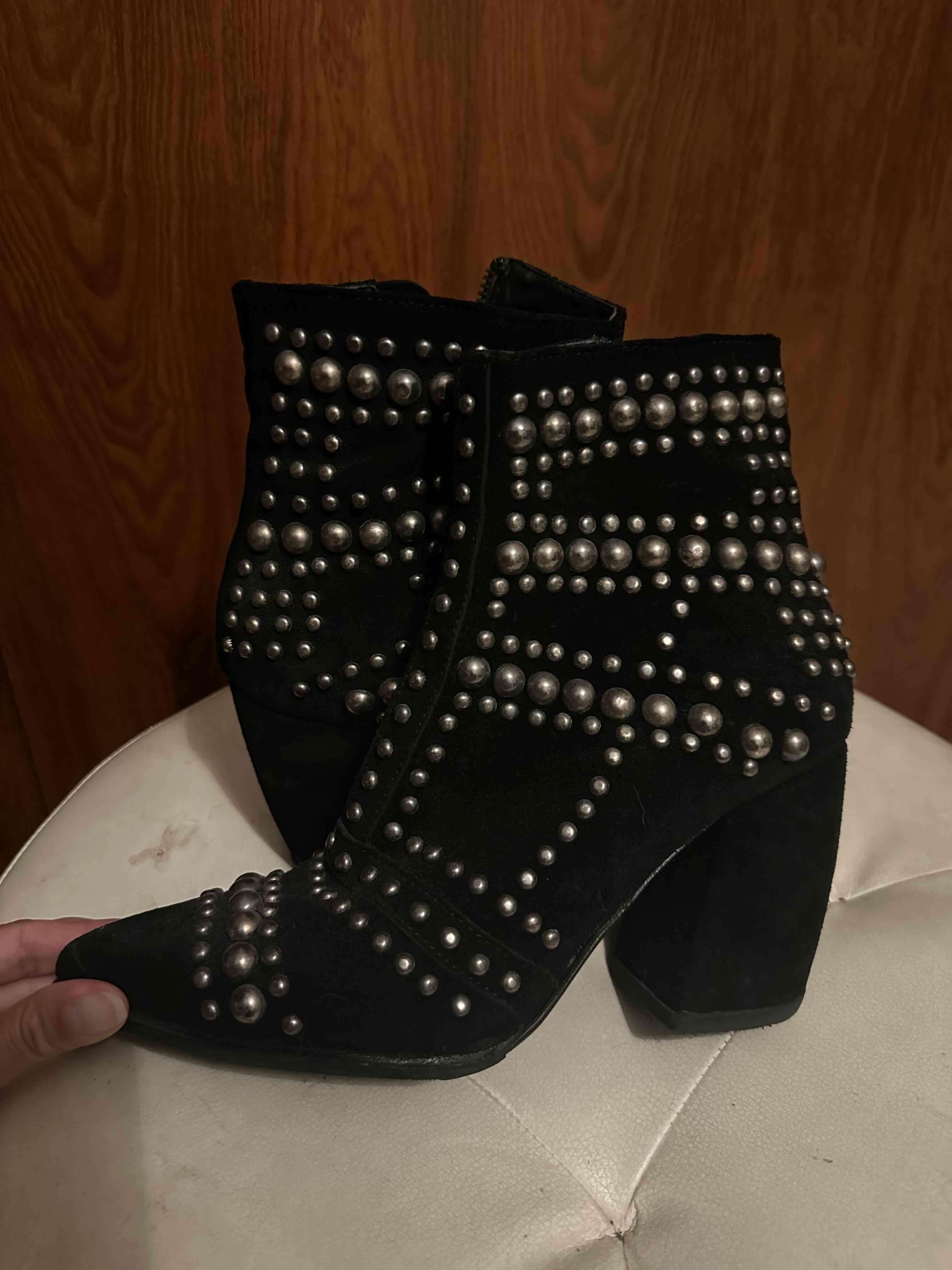 Botines negros con tachuelas