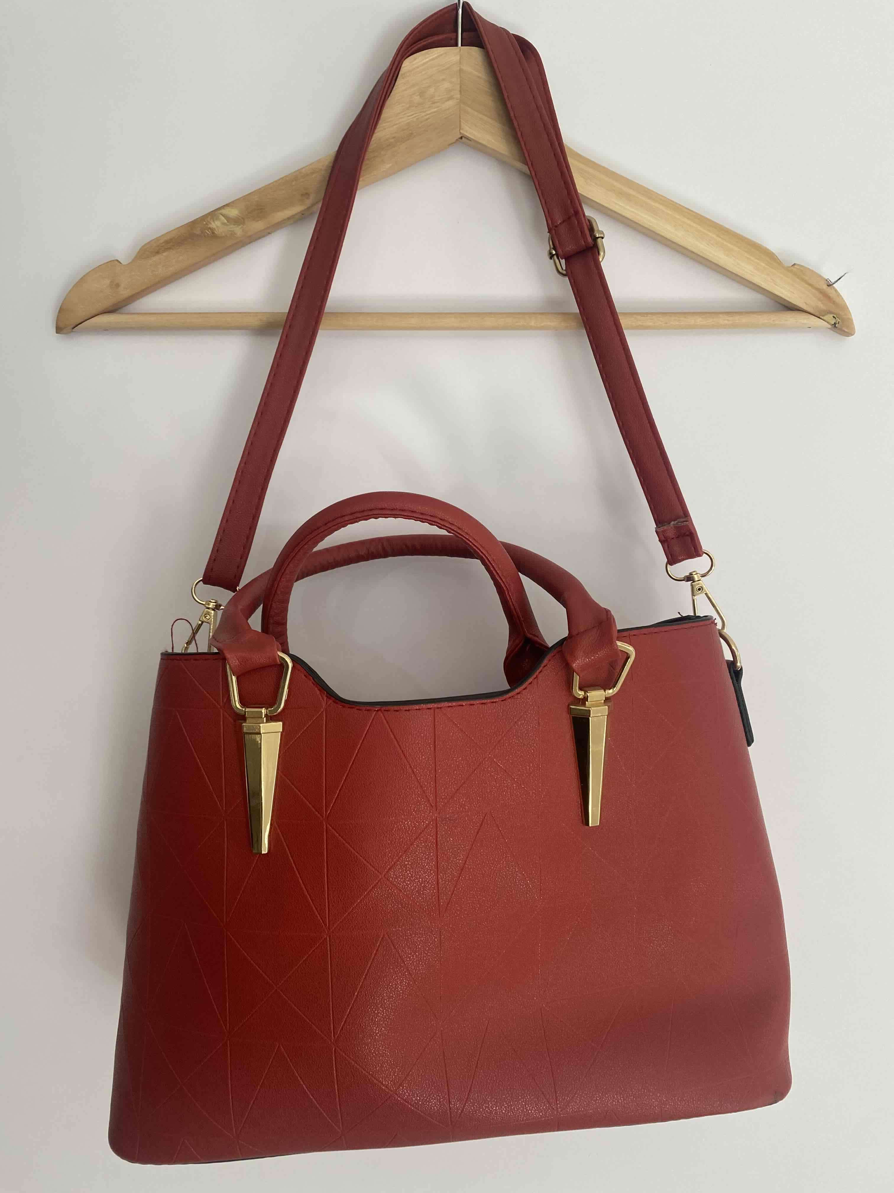 Bolso rojo con detalles dorados