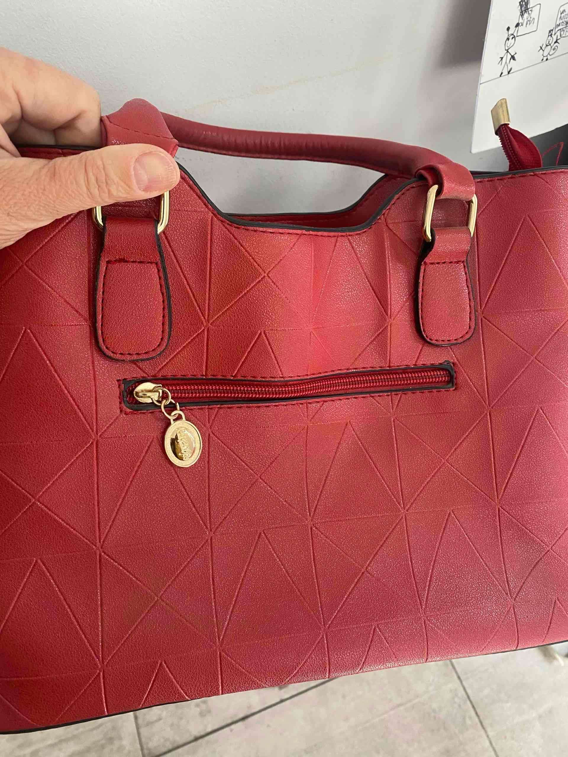 Bolso rojo con detalles dorados - miniatura 2