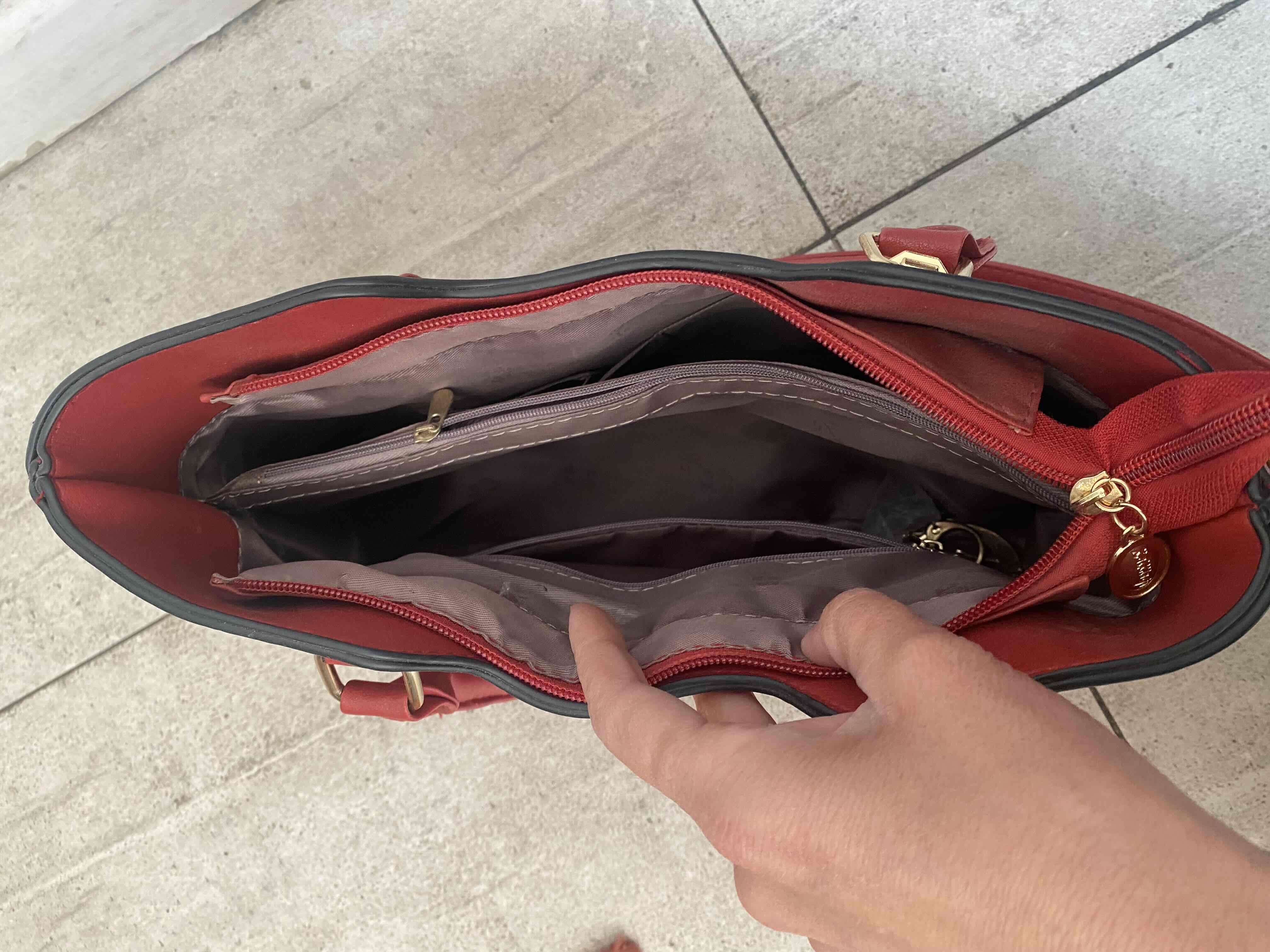 Bolso rojo con detalles dorados - miniatura 3