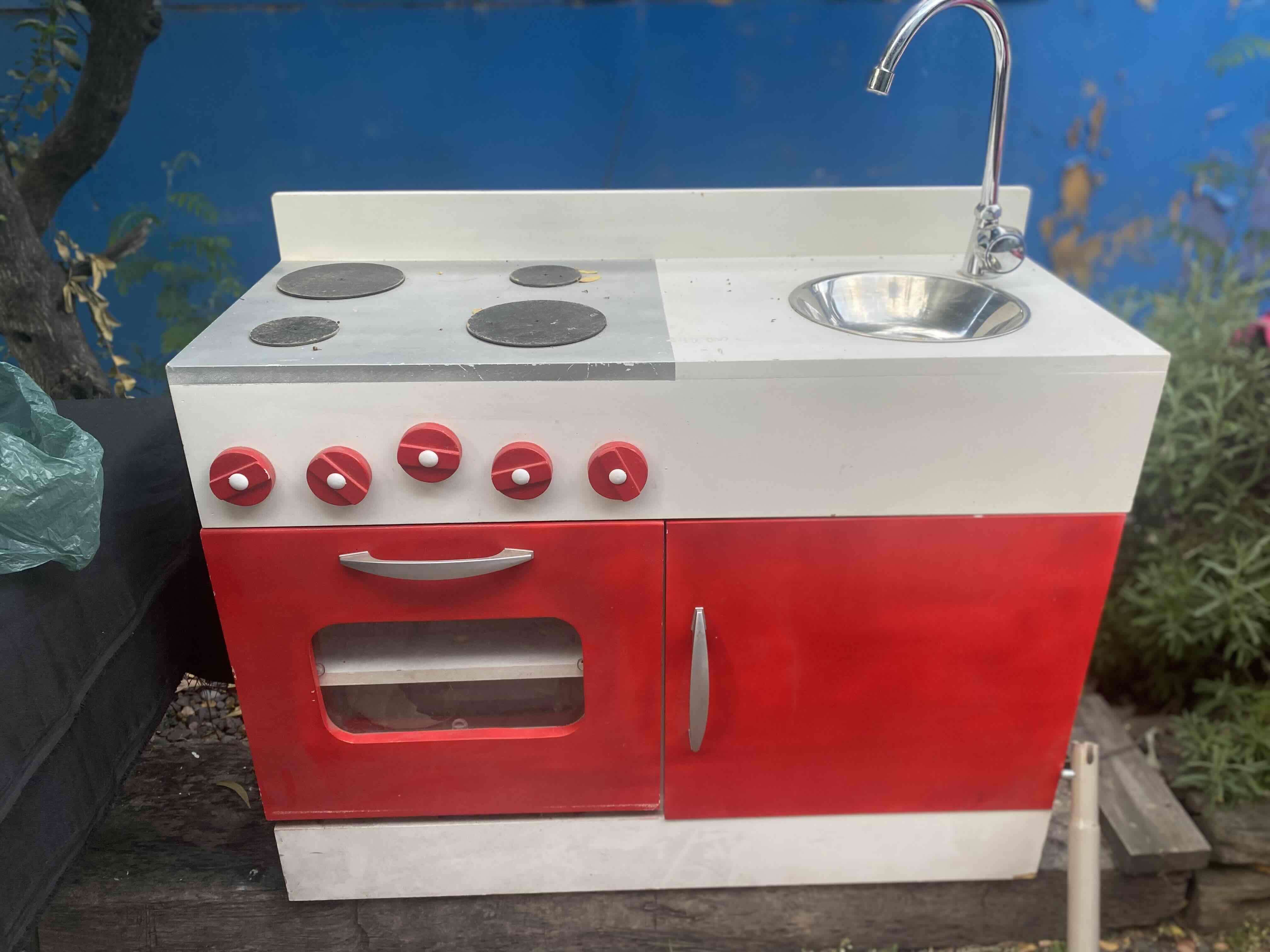 Cocina de juguete roja y blanca