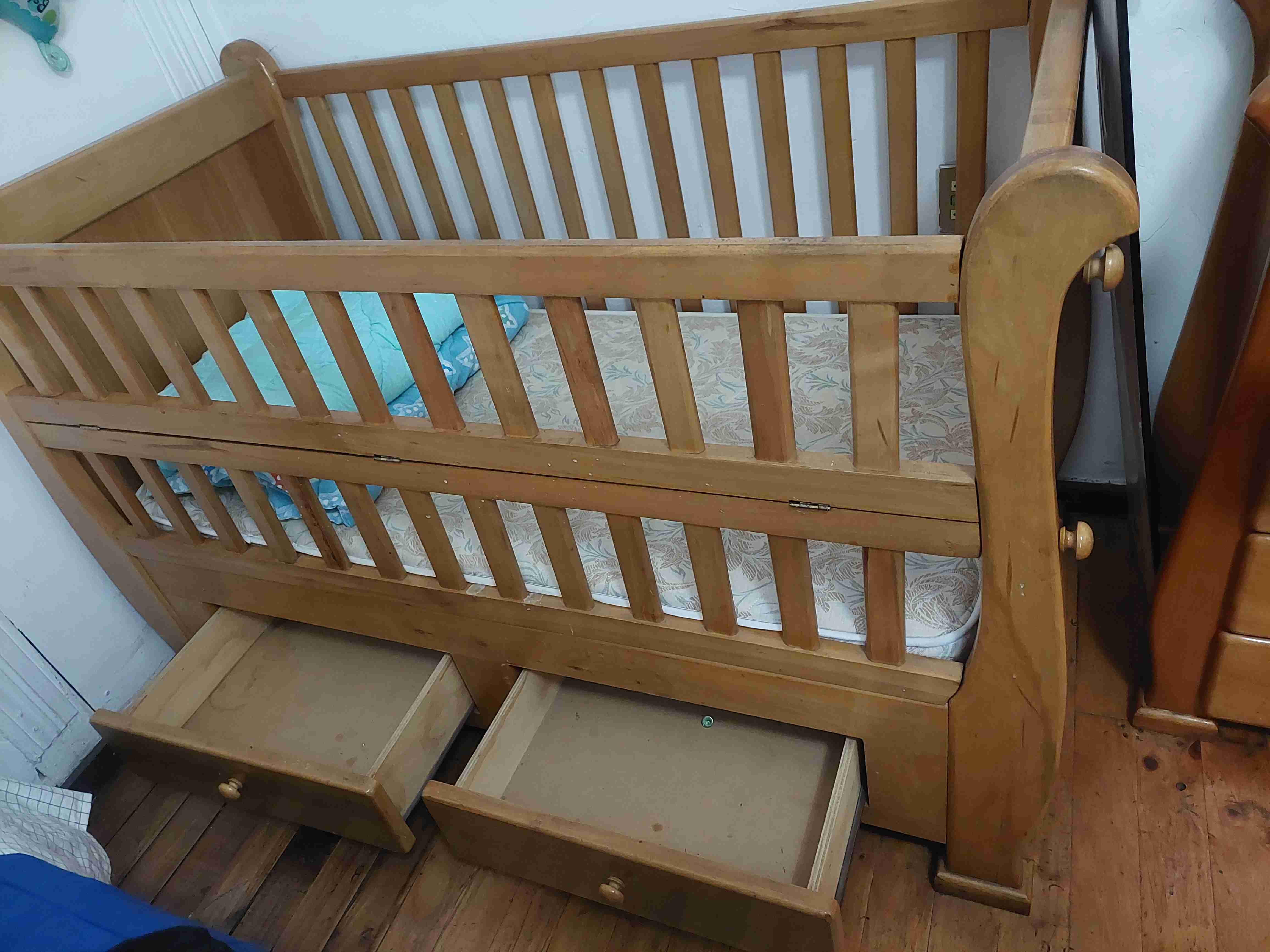 Cuna de madera con cajones