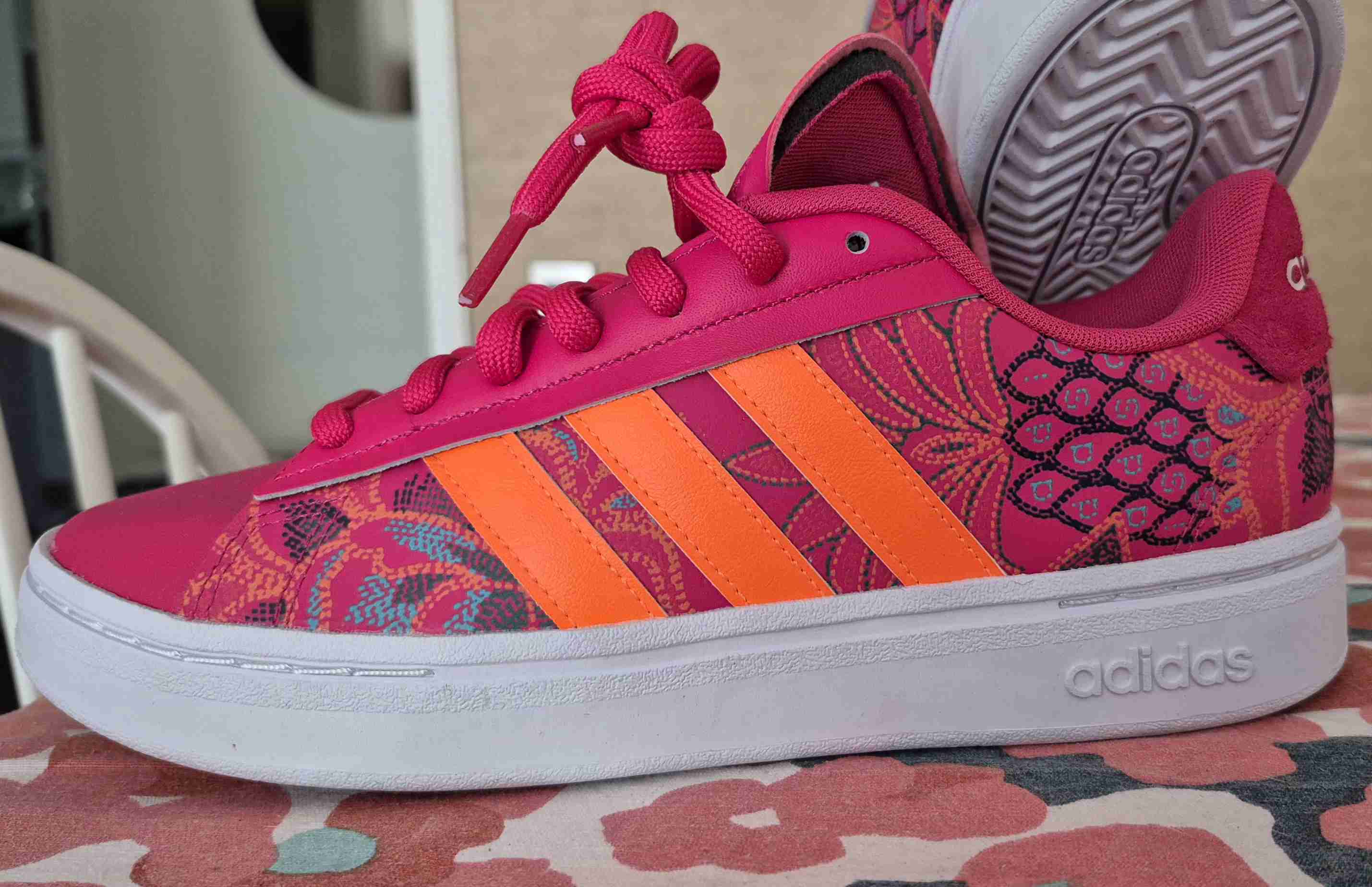 Zapatillas Adidas rosas con etiqueta - miniatura 2