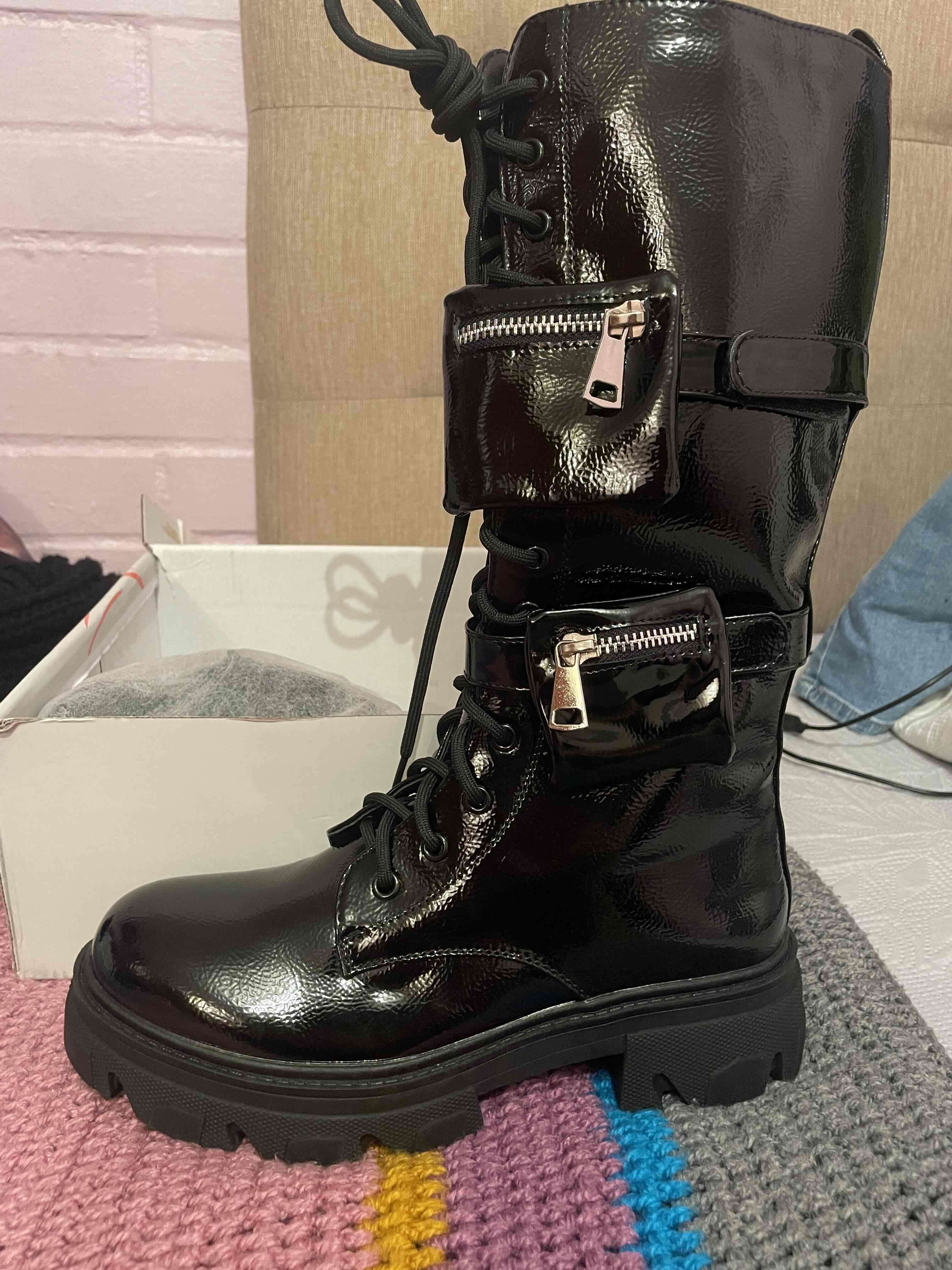 Botas negras de charol con bolsillos