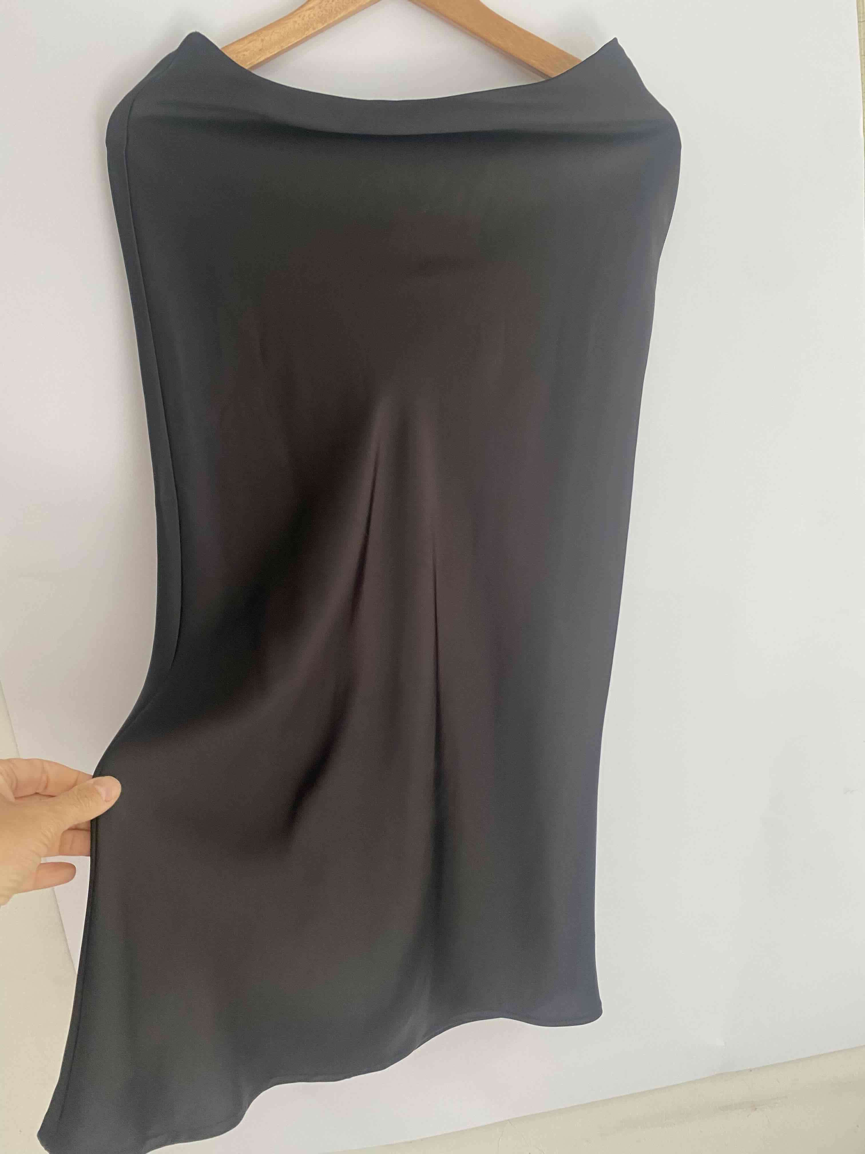 Falda midi negra elegante