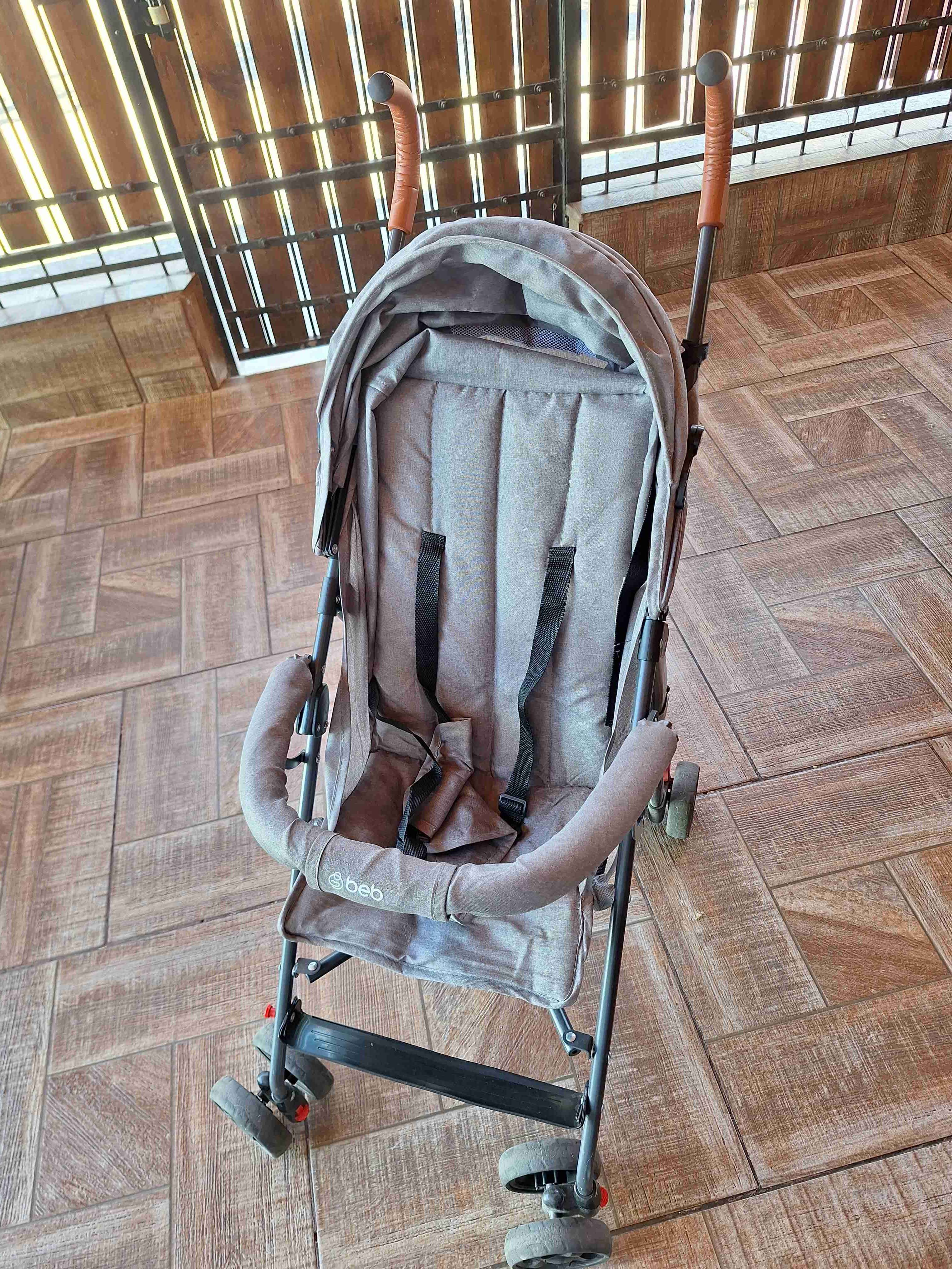 Coche para bebé plegable gris bebesit