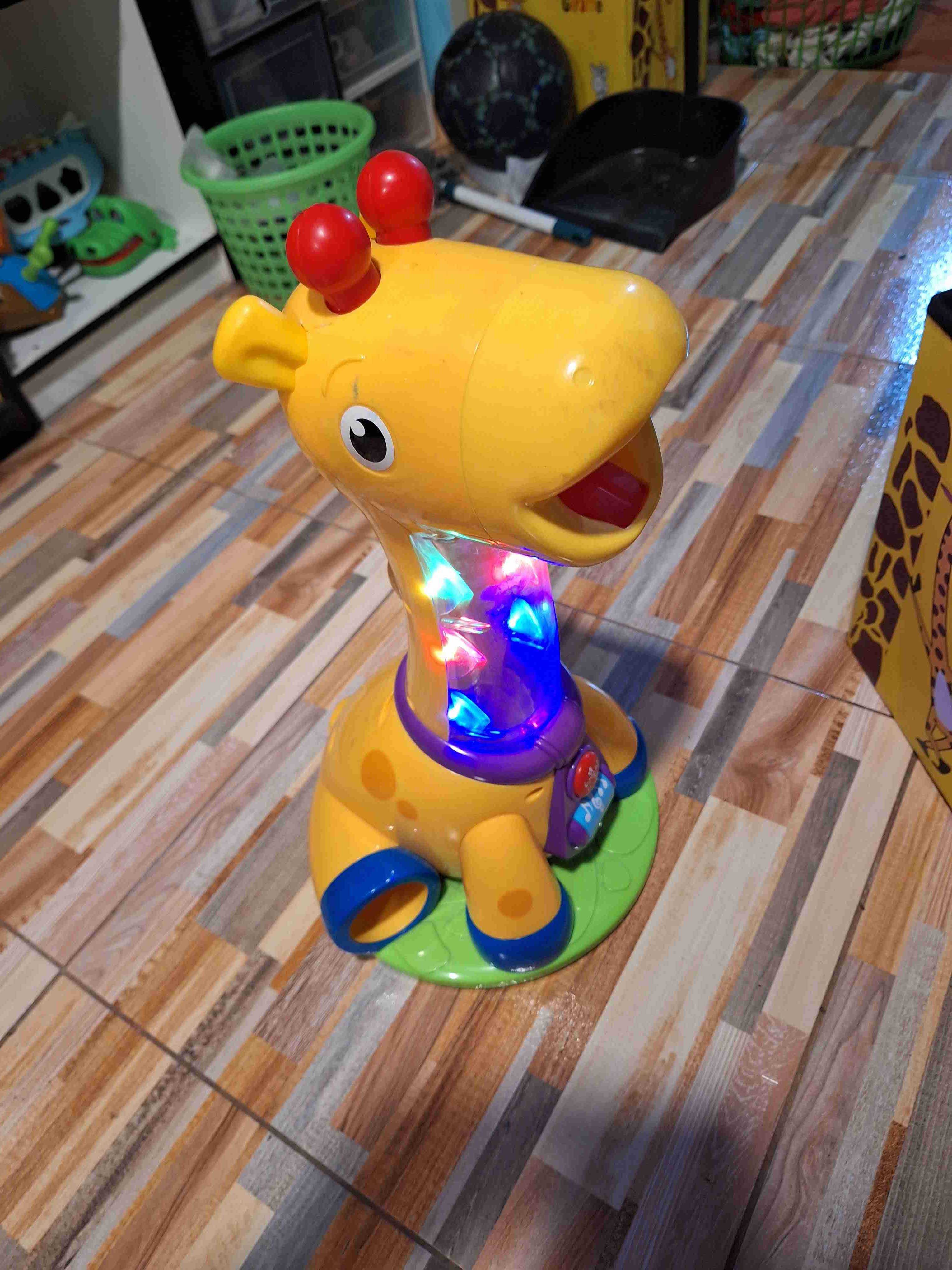 Jirafa de juguete con luces