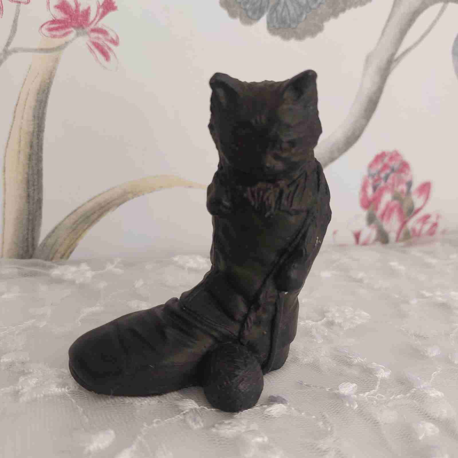 Figurilla de gato en bota