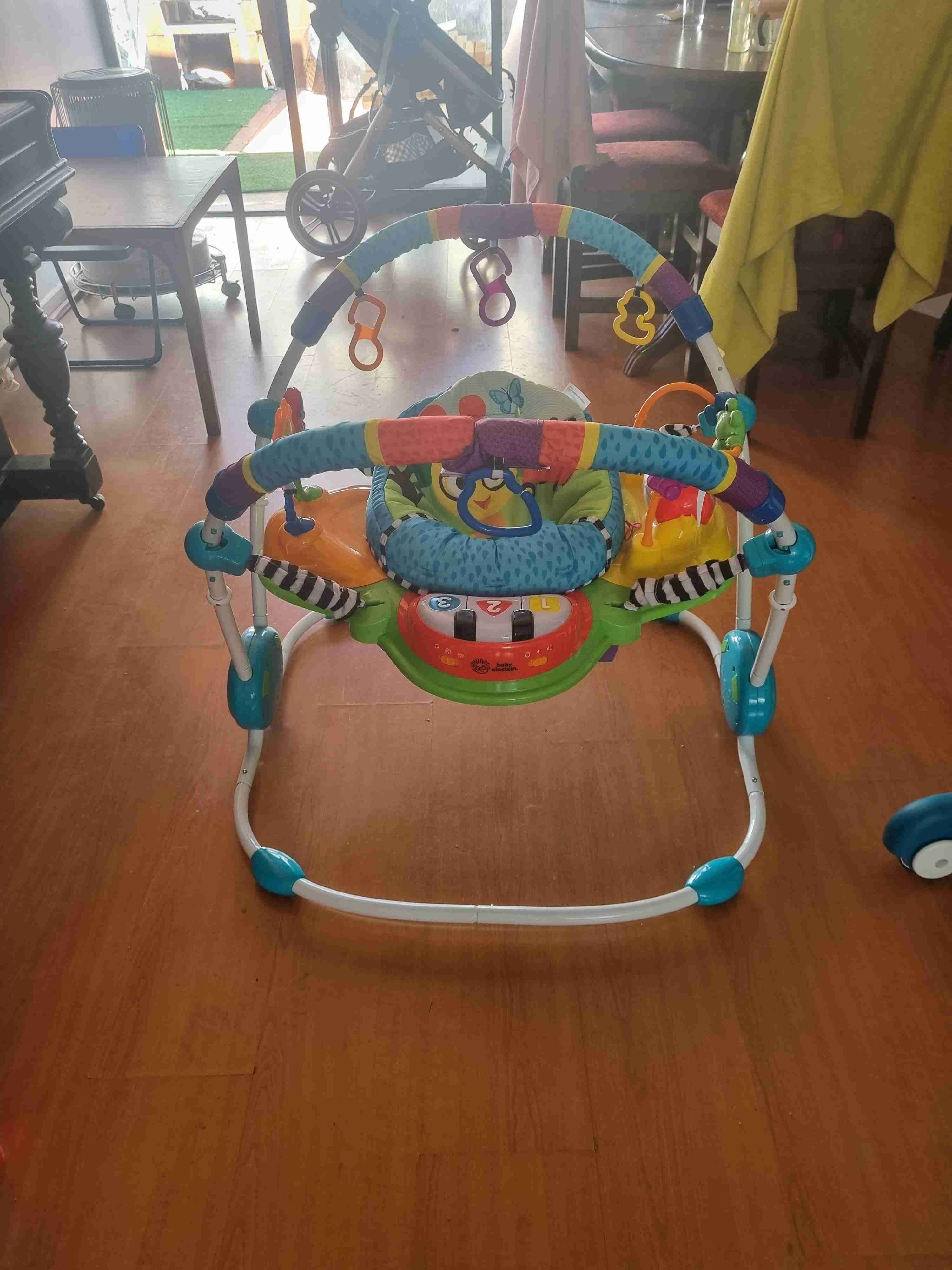 Saltador de bebé colorido
