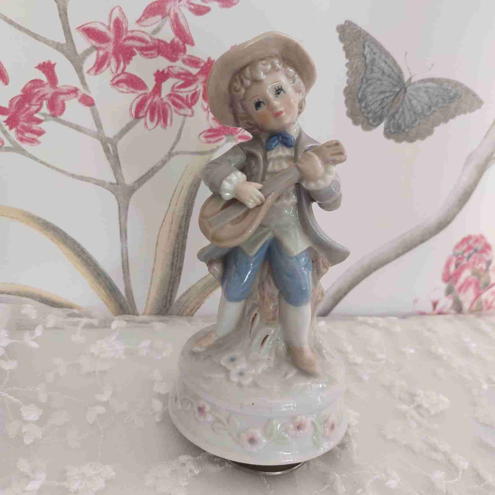 Figura musical de porcelana