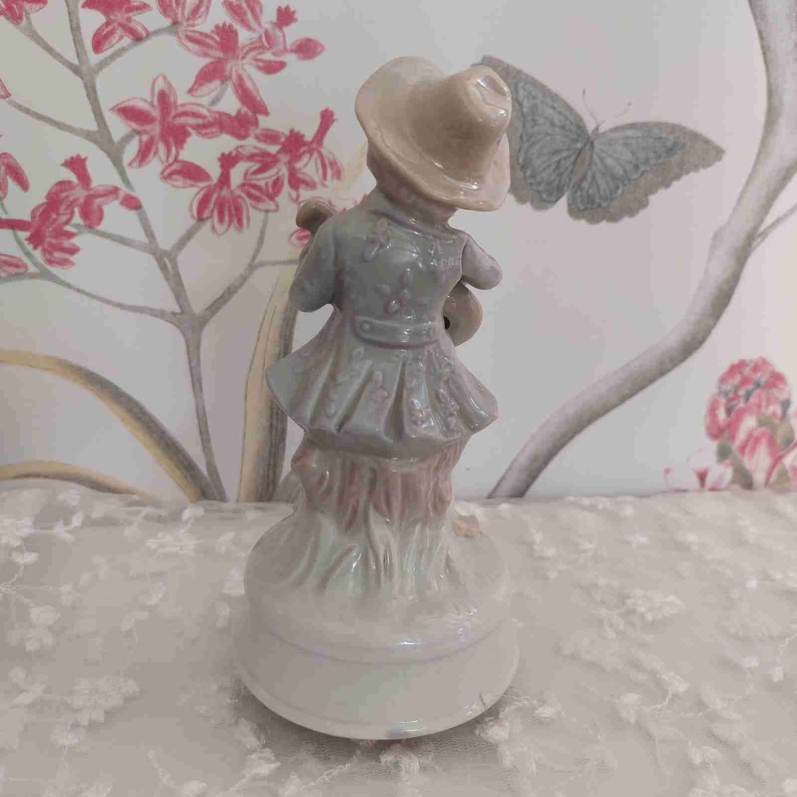 Figura musical de porcelana - miniatura 2