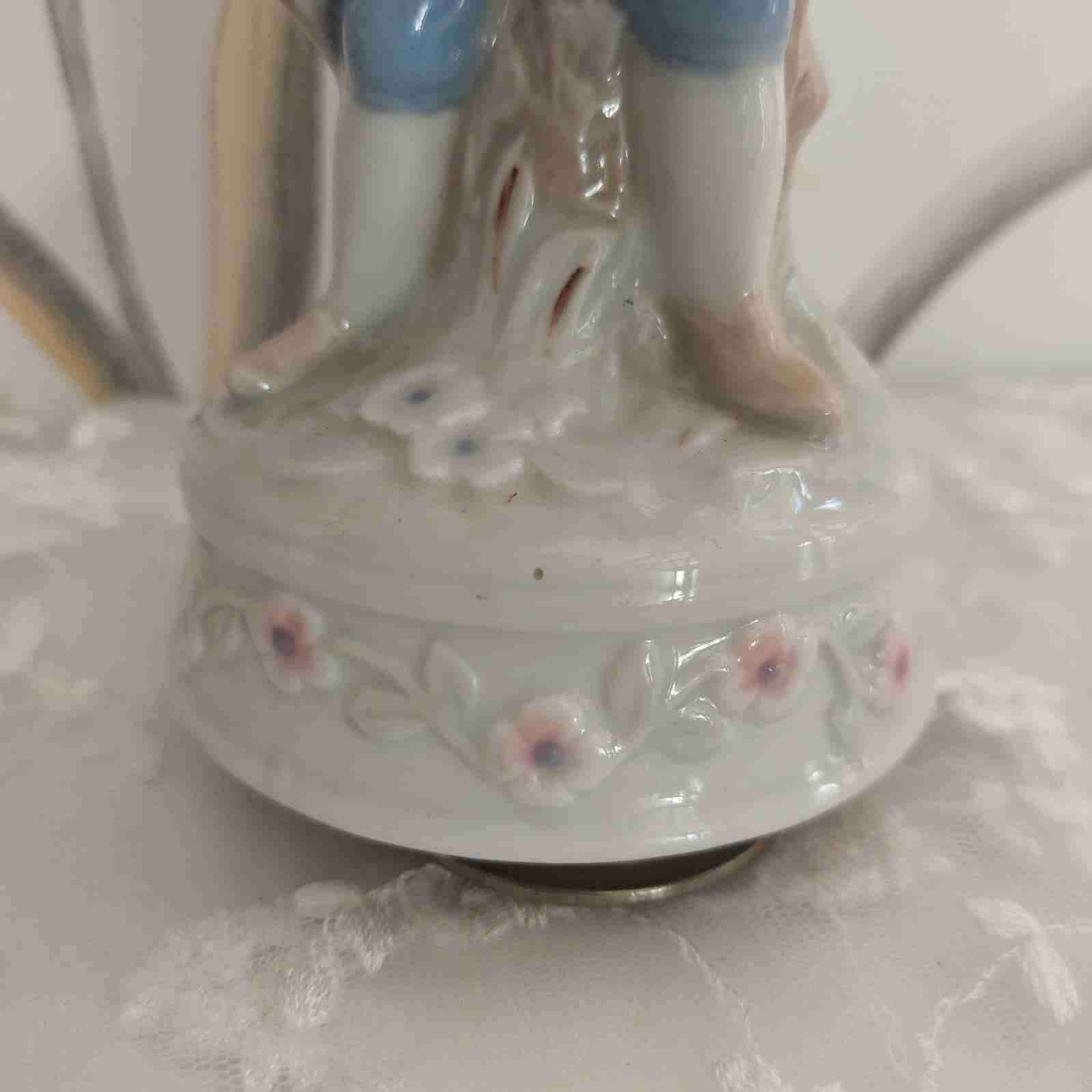 Figura musical de porcelana - miniatura 5