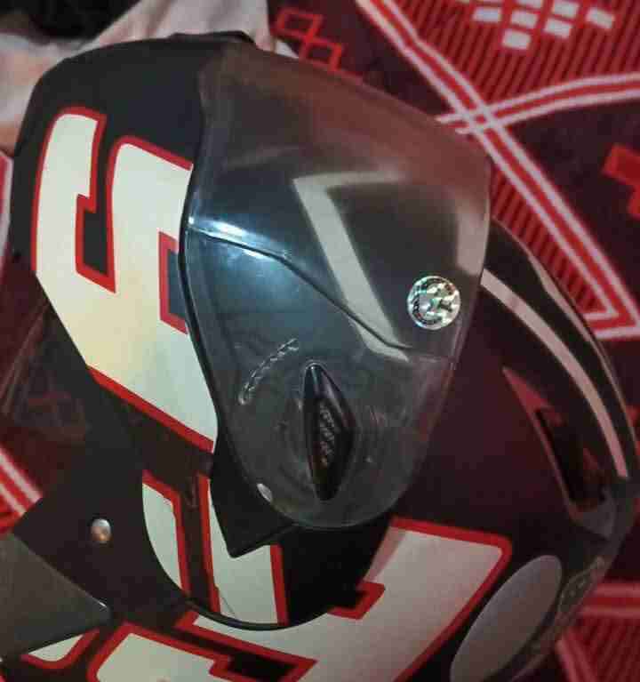 Casco de moto con visera transparente. Certificado