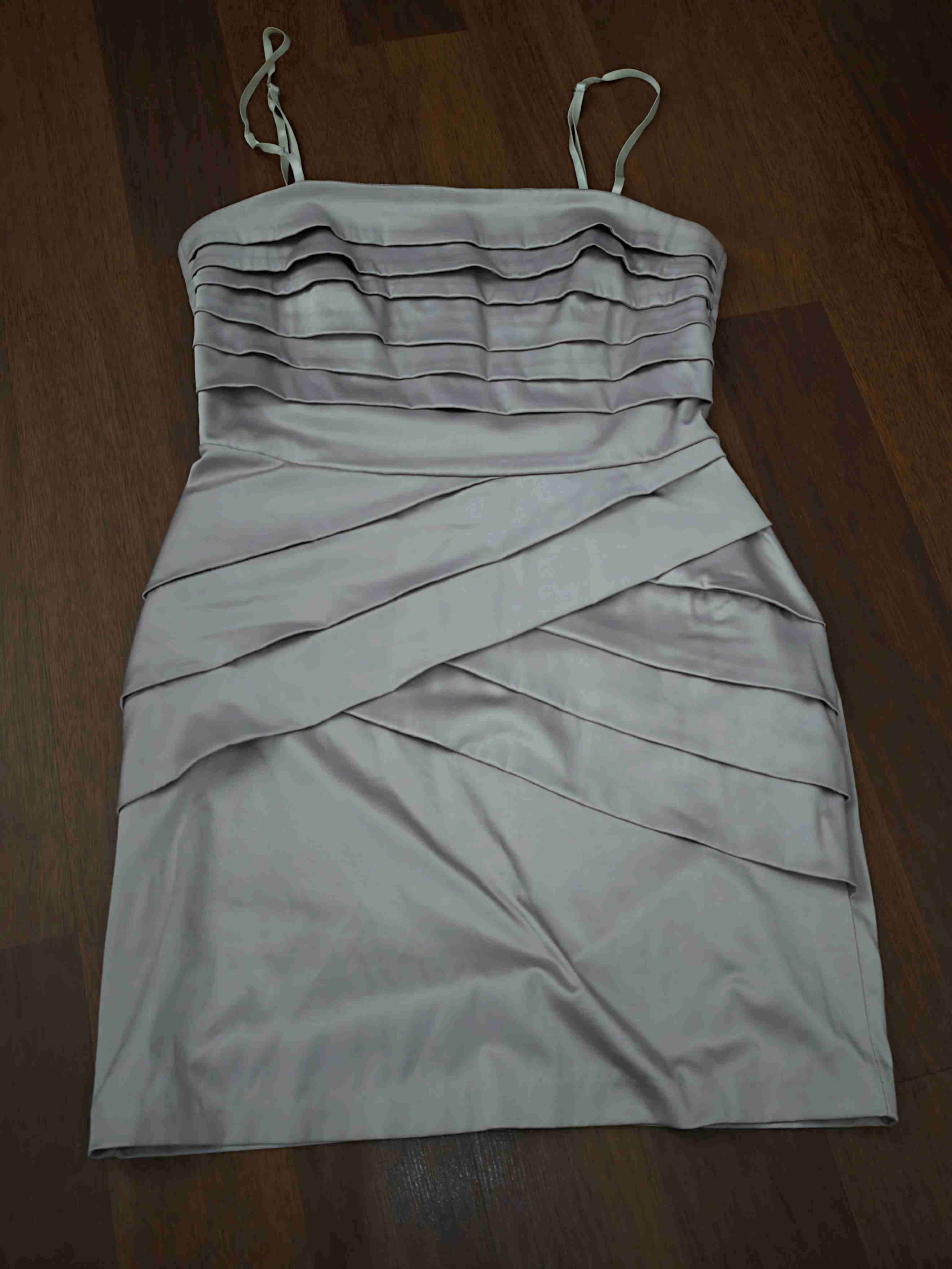 Vestido corto pliegues beige