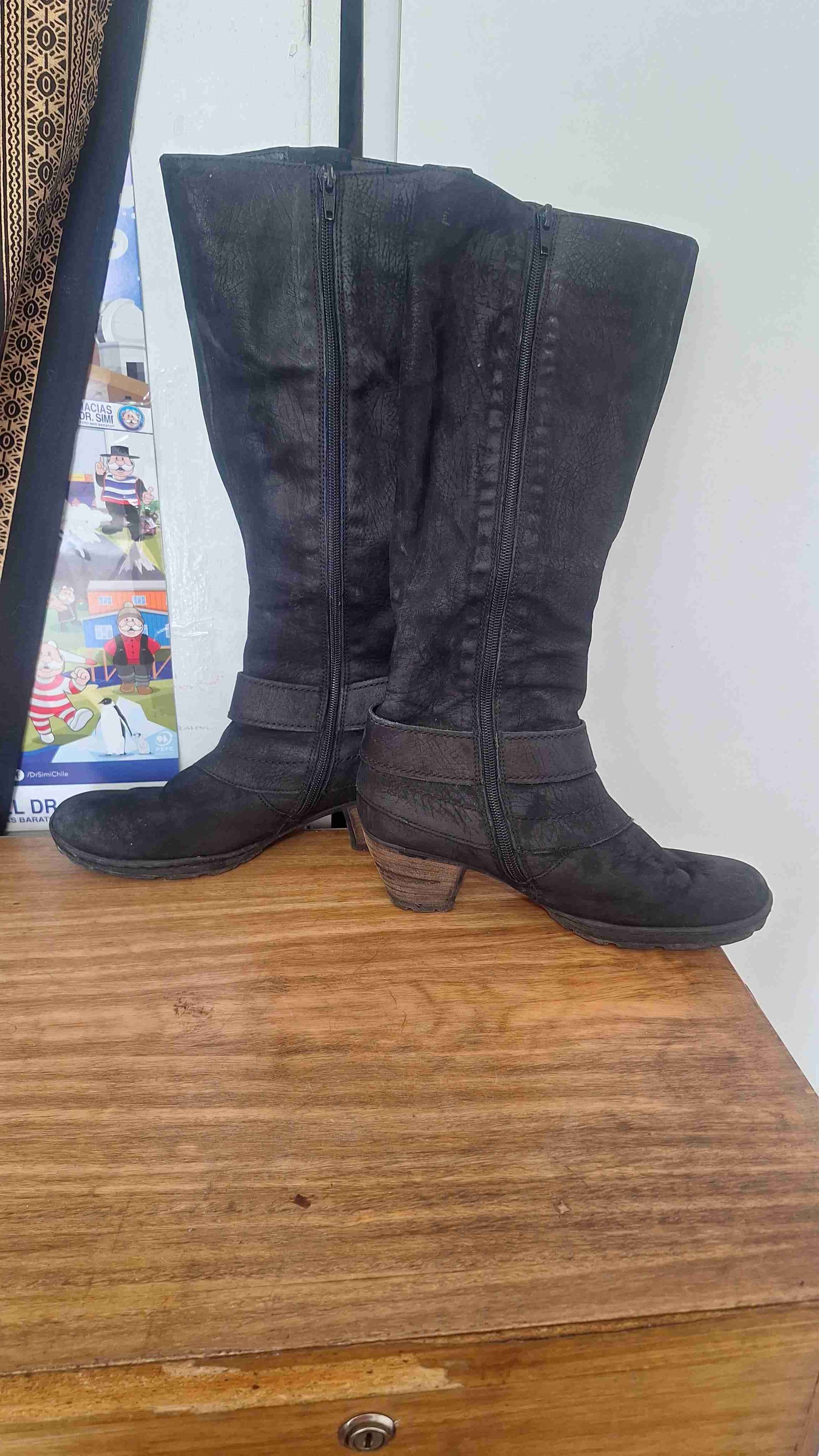 Botas negras con hebillas - miniatura 2