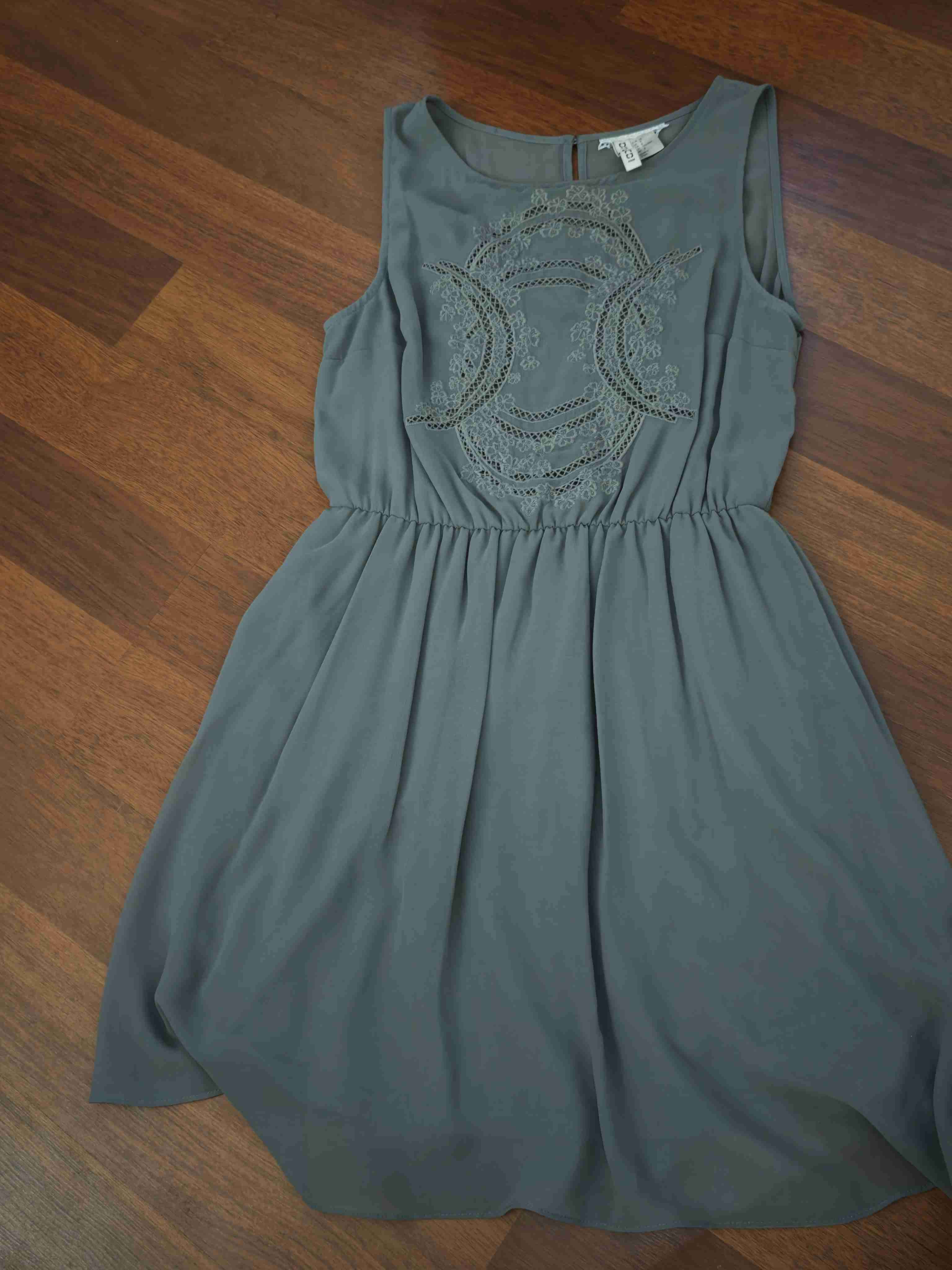 Vestido gris con diseño bordado