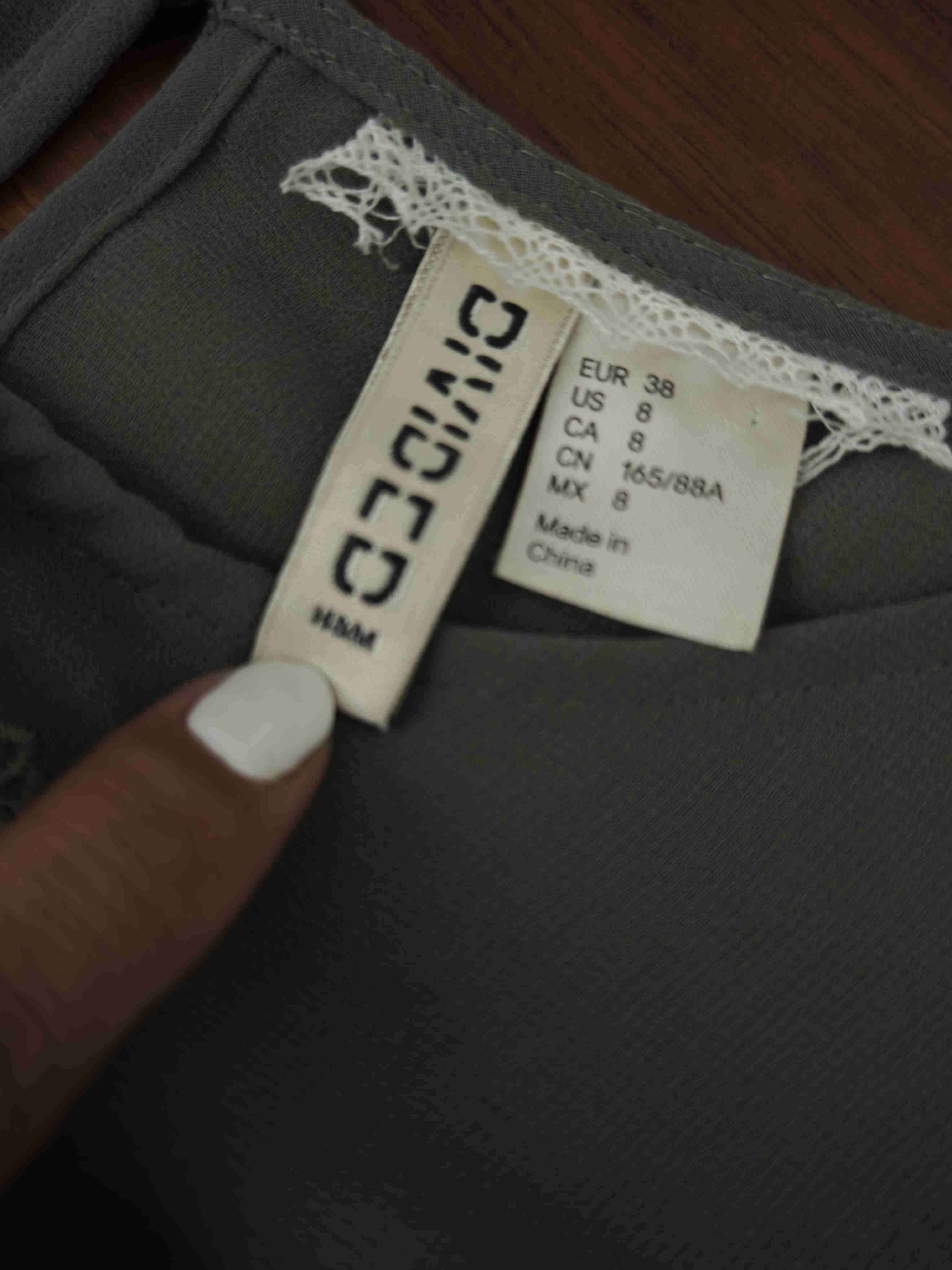 Vestido gris con diseño bordado - miniatura 2