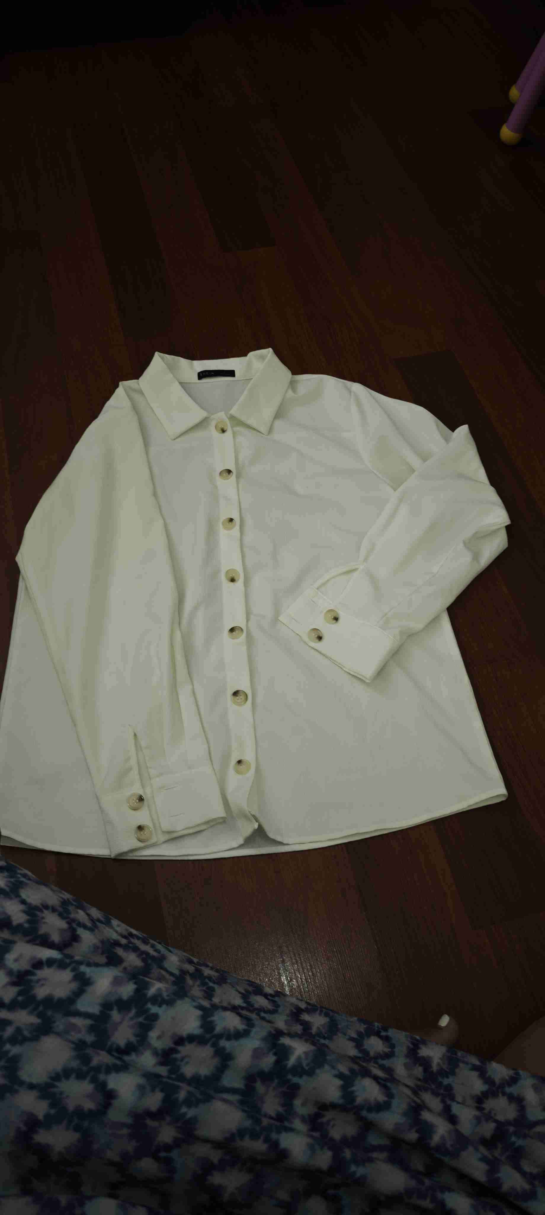 Camisa blanca con botones