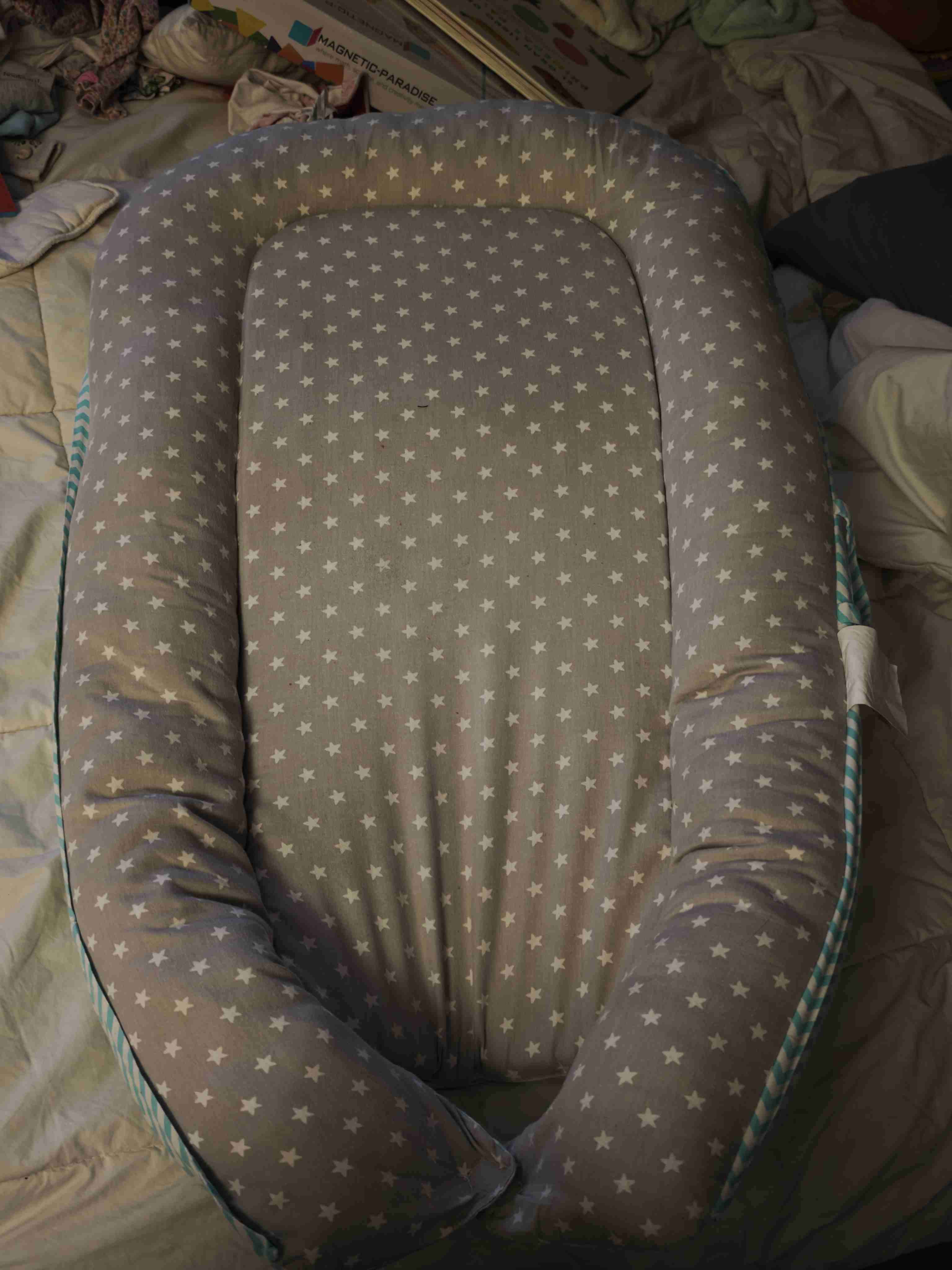 Cuna nido para bebé con estrellas