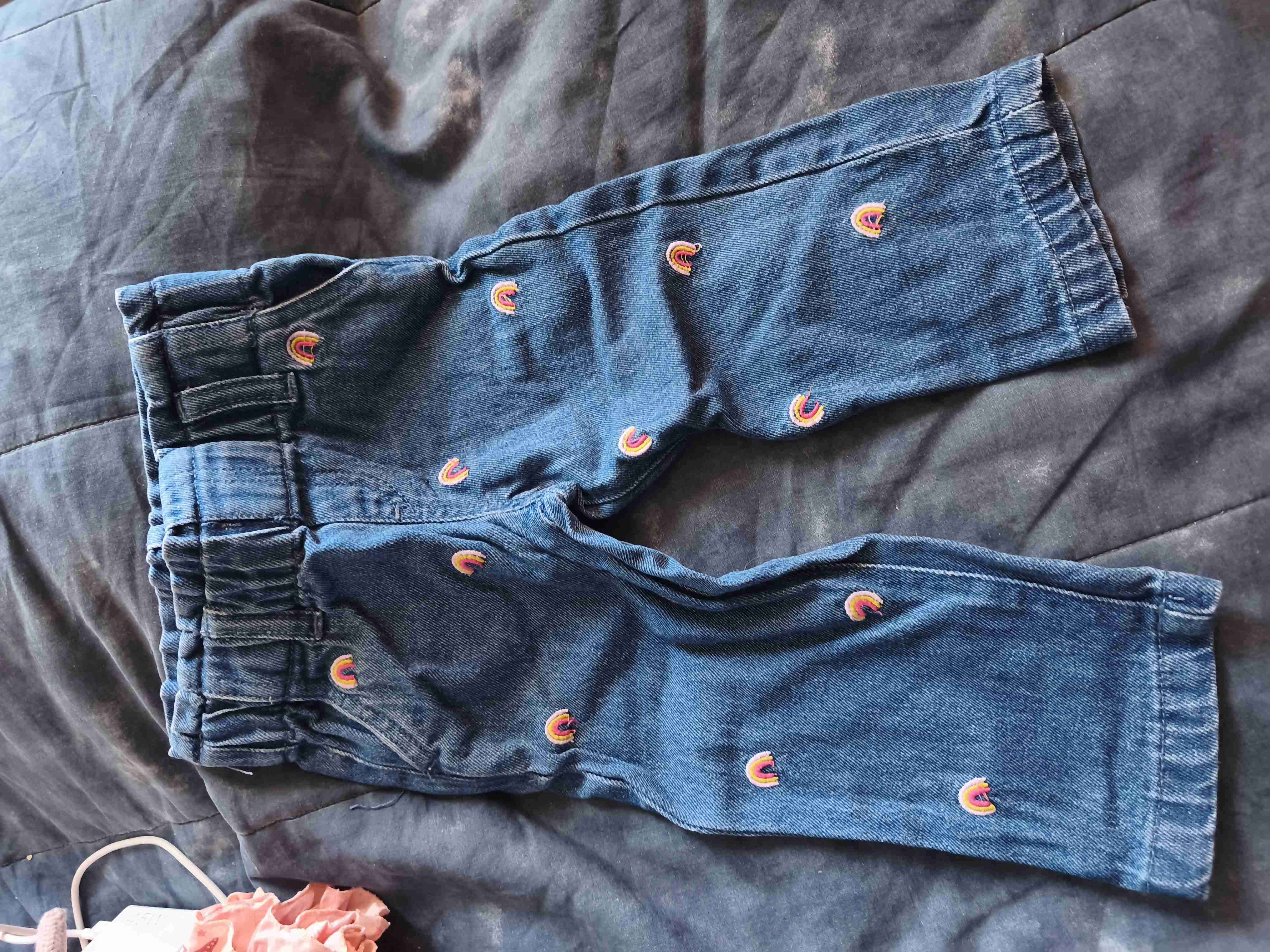 Pantalones de mezclilla con bordado