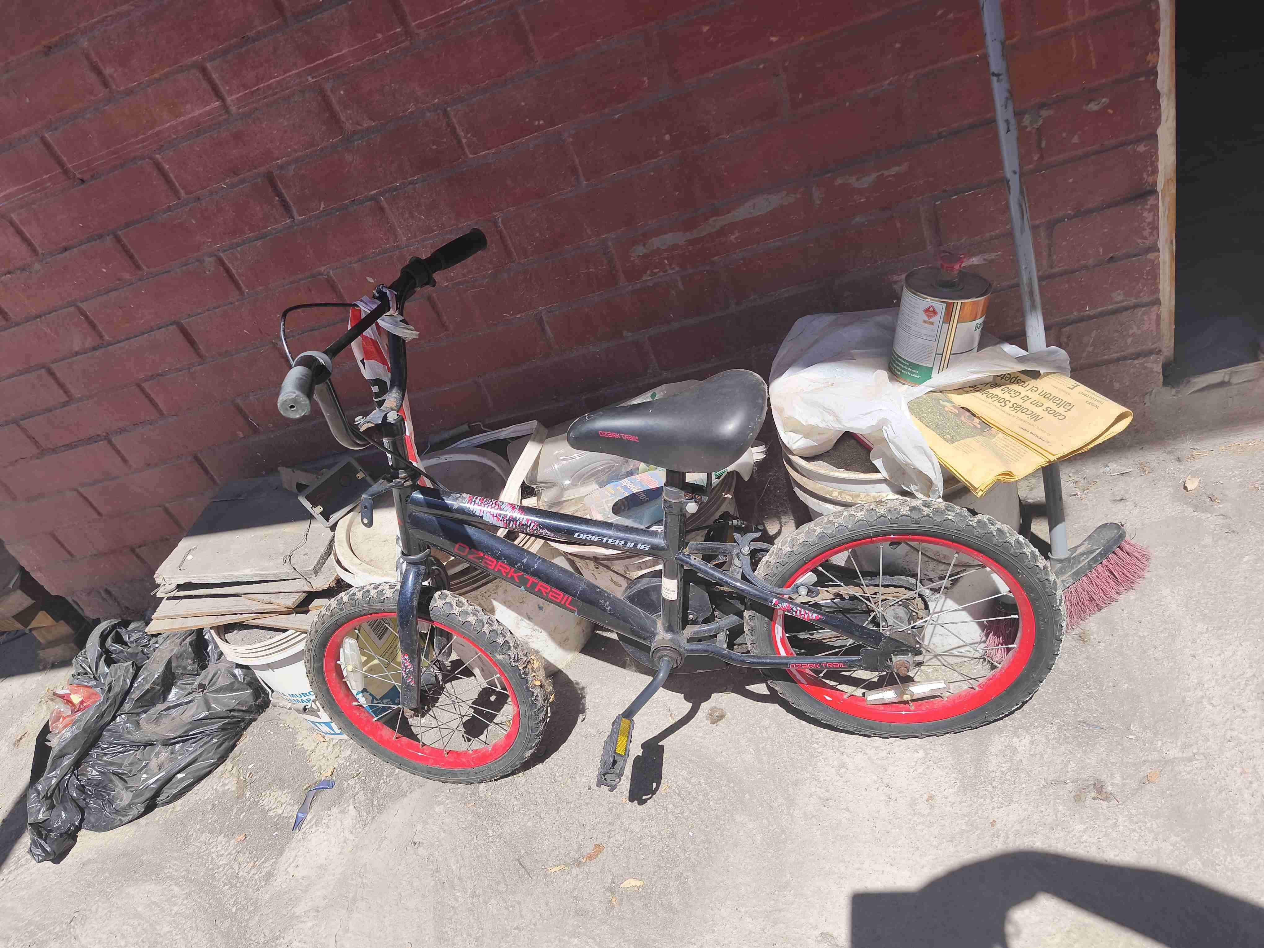 Bicicleta infantil negra y roja 16aro