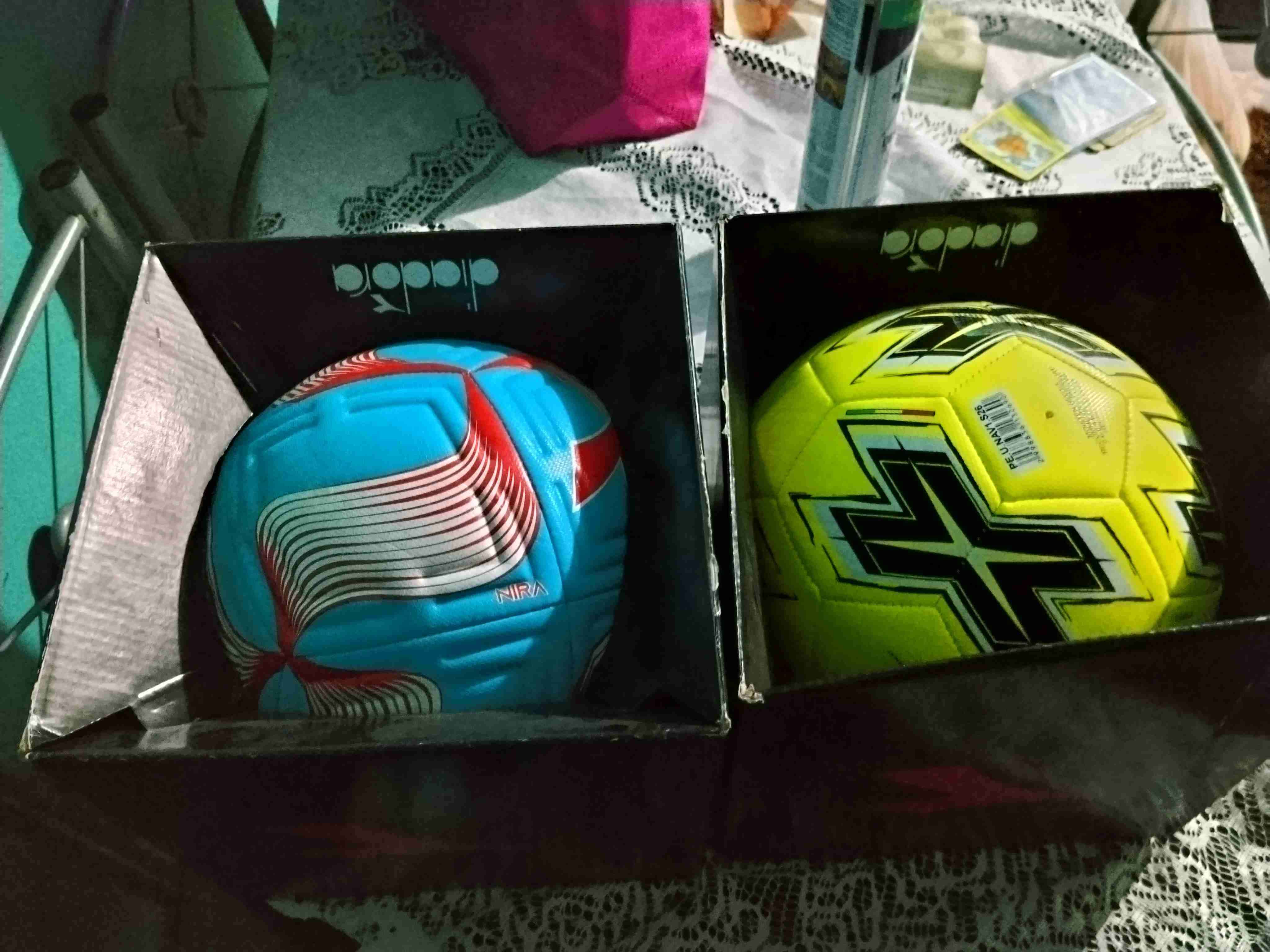 Pelotas de fútbol en caja