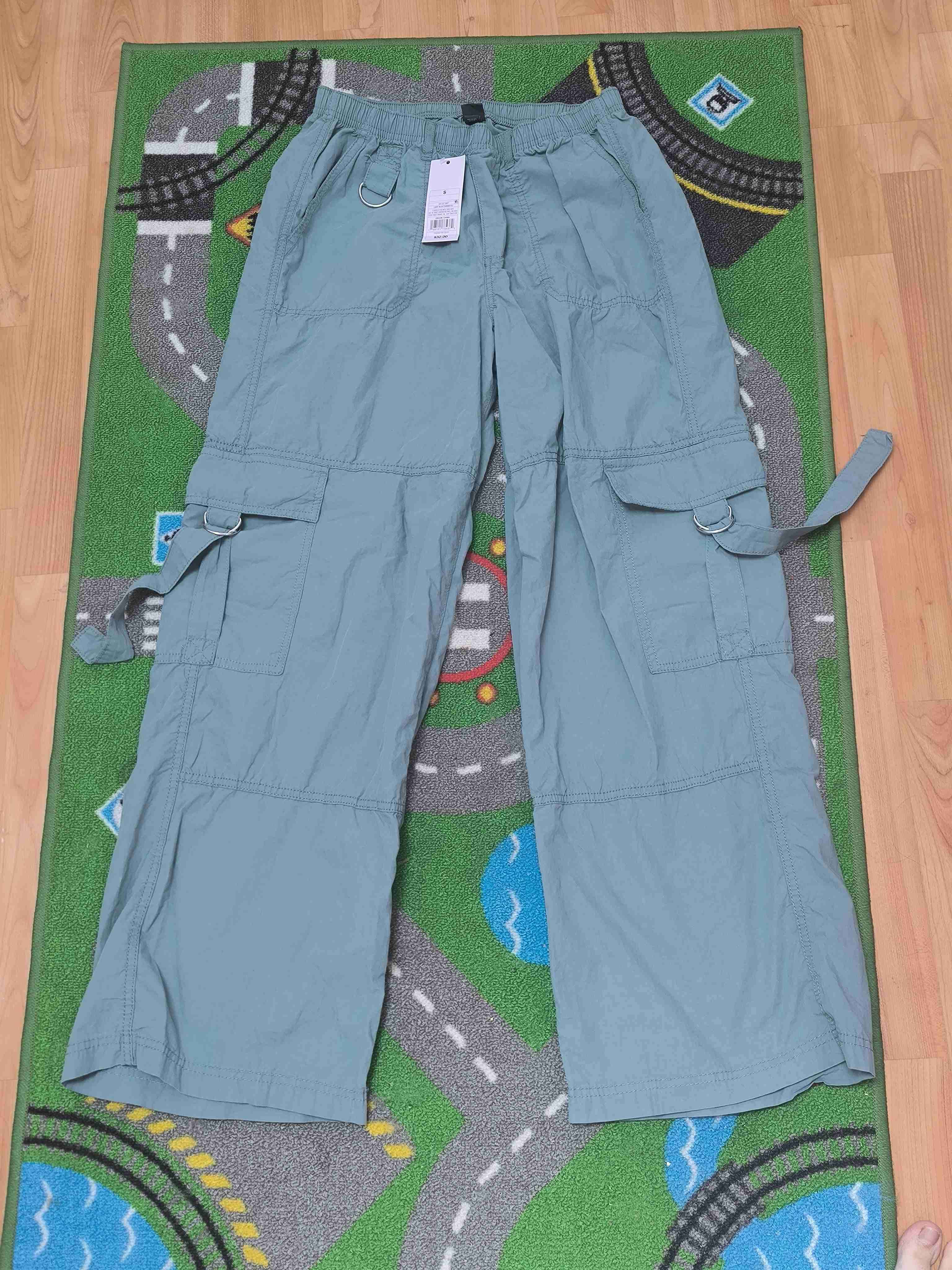Pantalón cargo verde con etiqueta