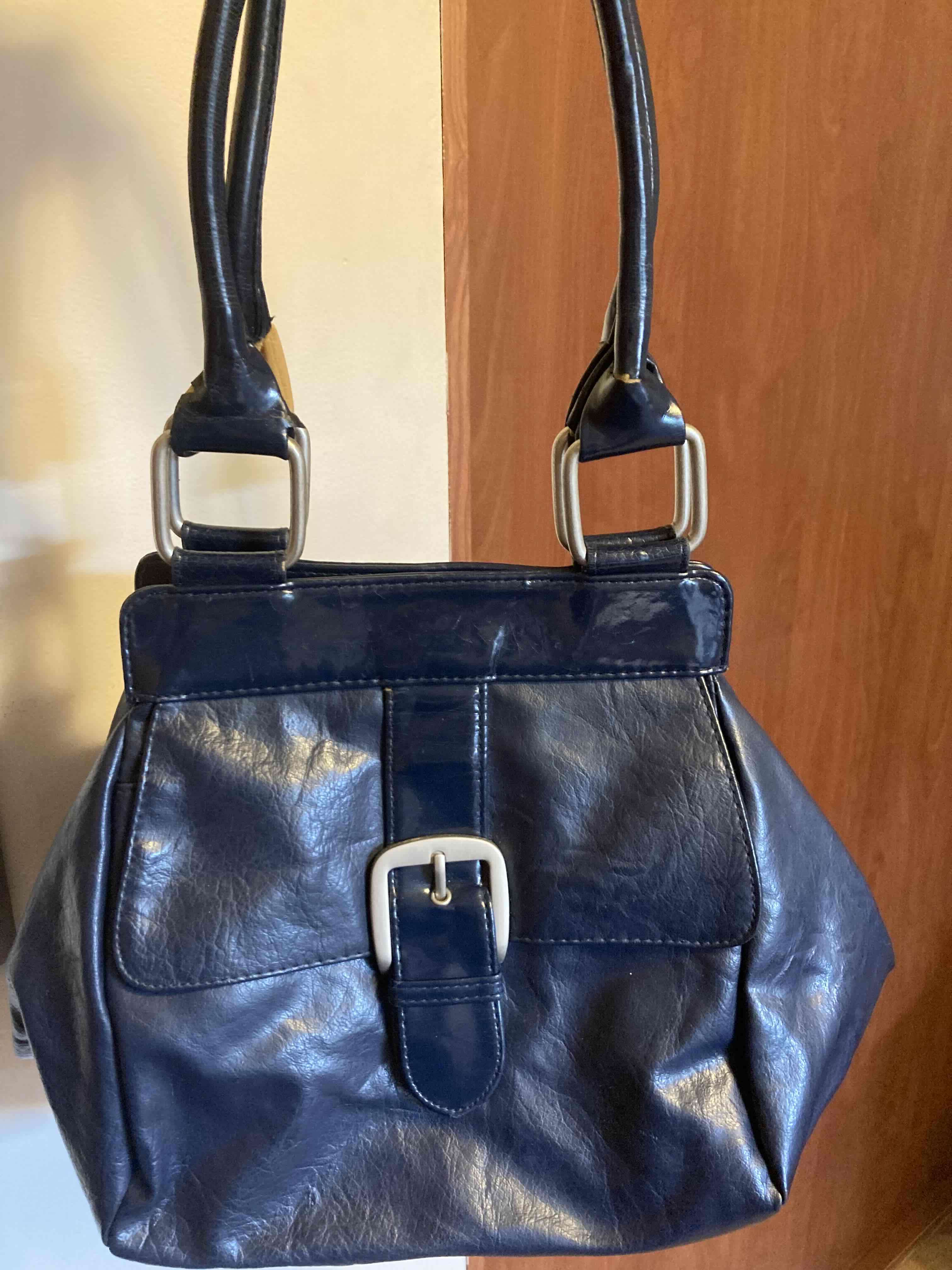 Cartera azul con hebilla