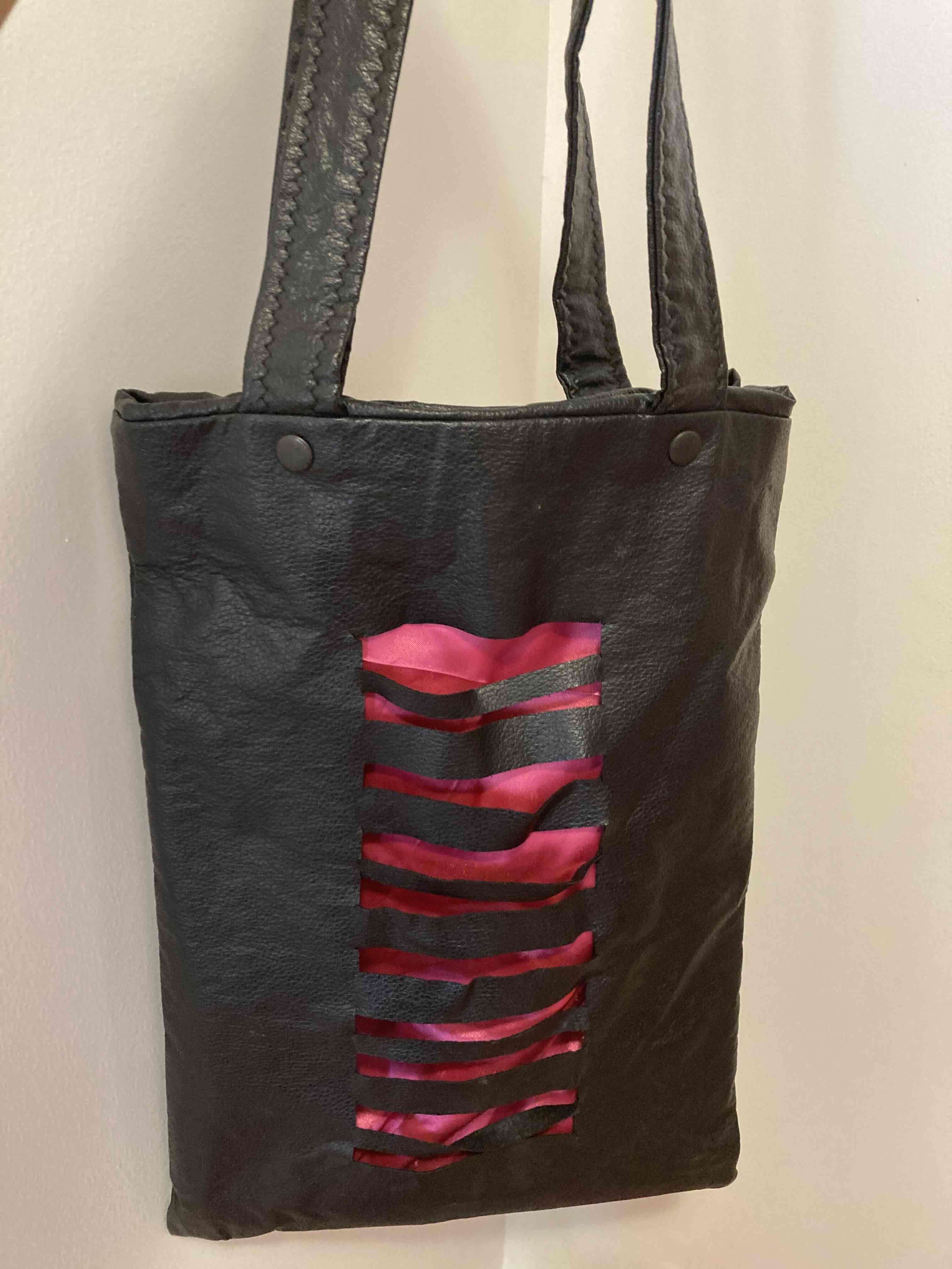 Bolso negro con diseño fuccia