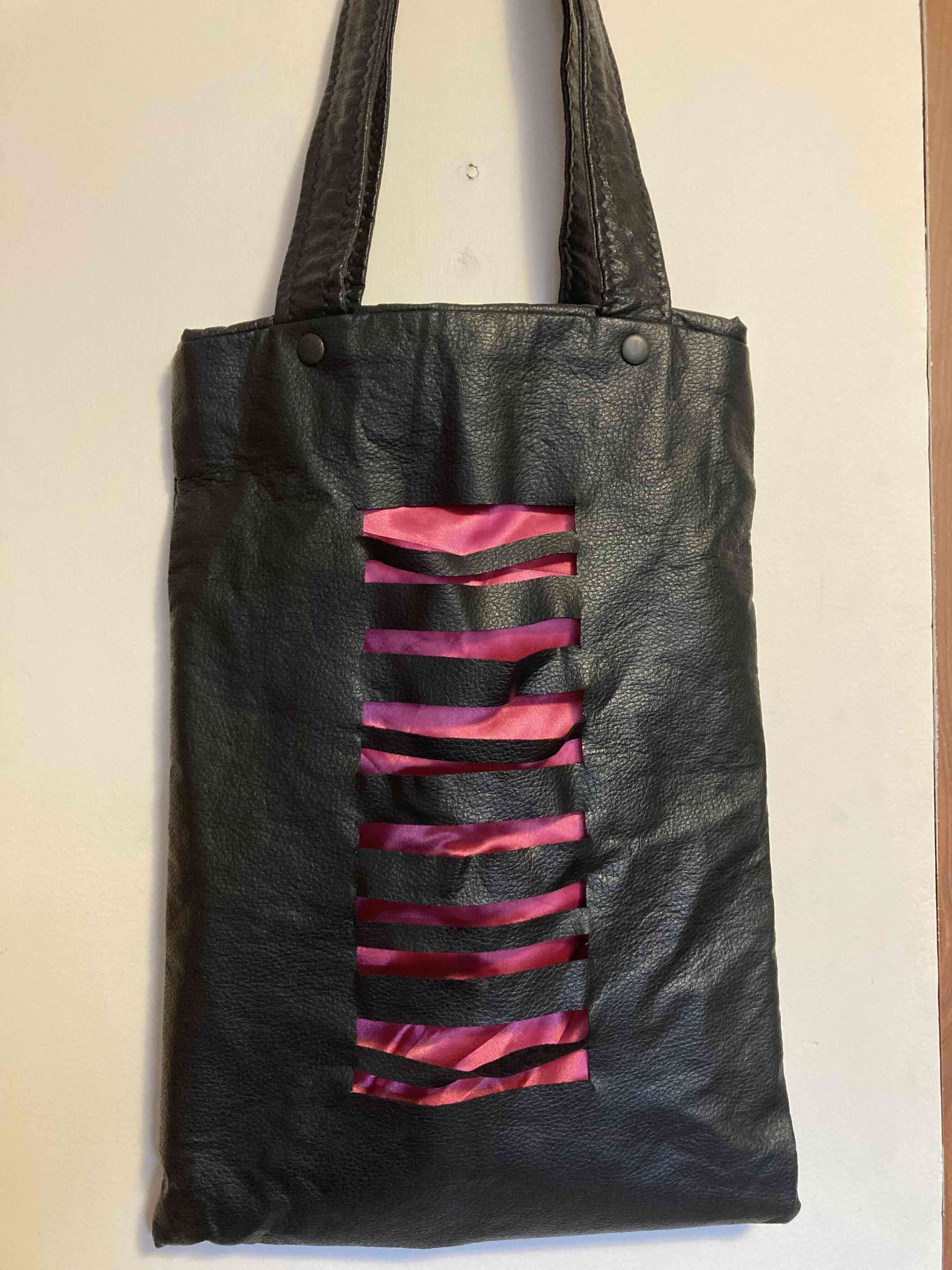 Bolso negro con diseño fuccia - miniatura 2