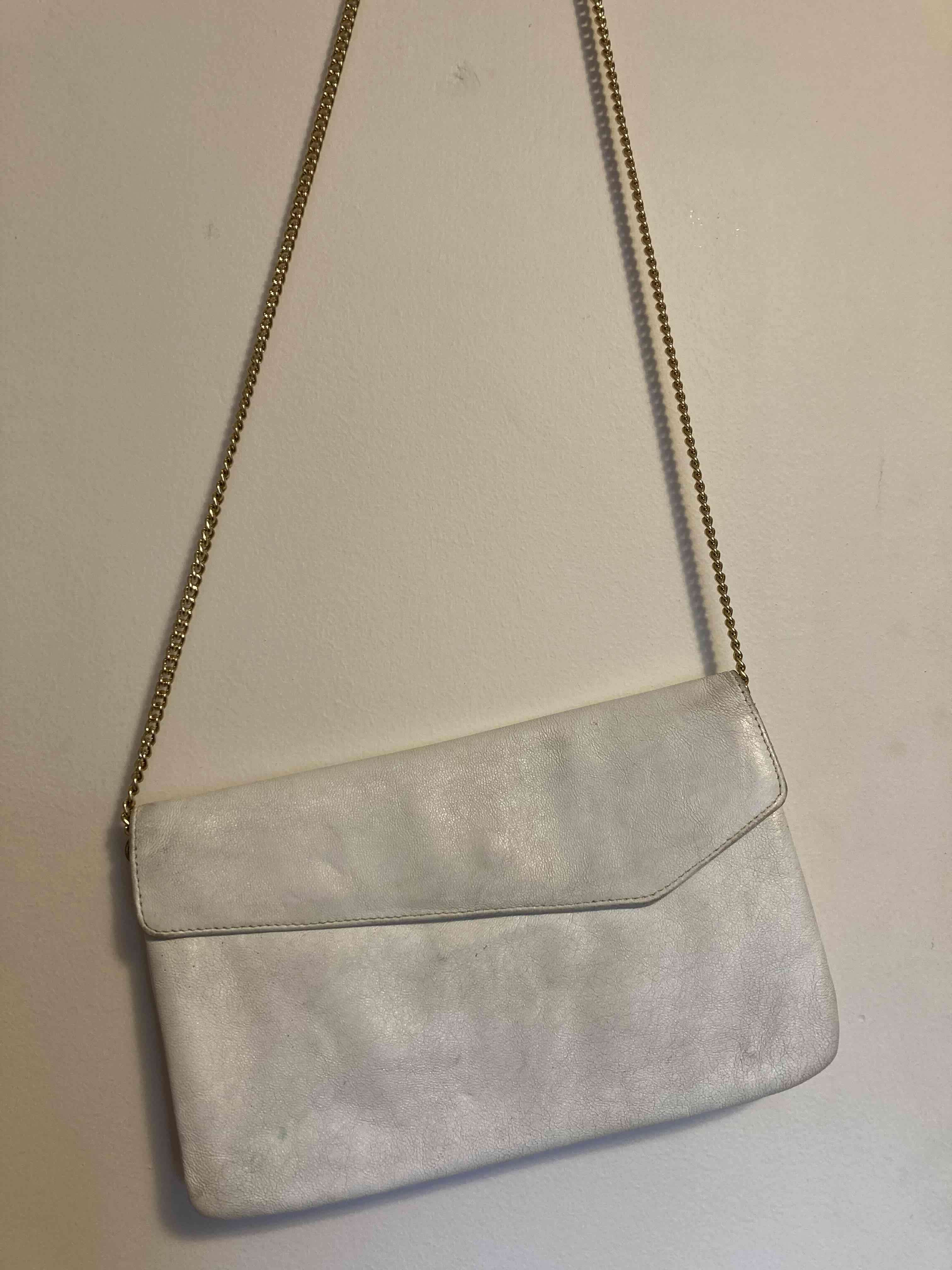 Cartera blanca con cadena dorada